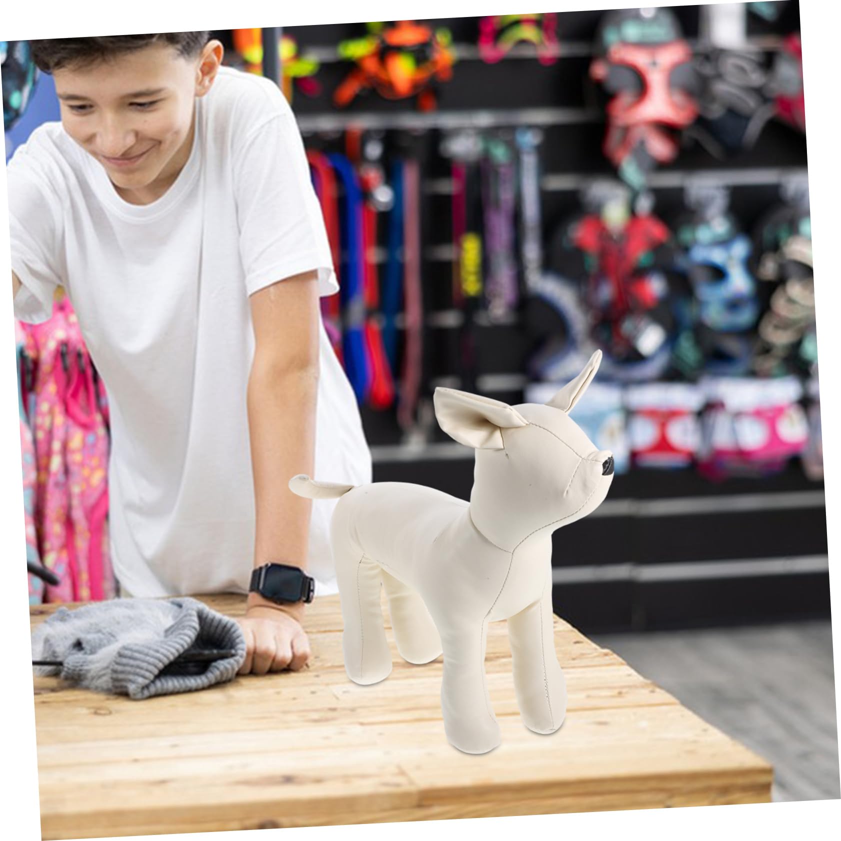 OUNONA Haustier Hunde zur Präsentation von Hundebekleidung und Hundezubehör Größe S Model Sitzende Schaufensterpuppe Weiß aus Leder im Tiergeschäft