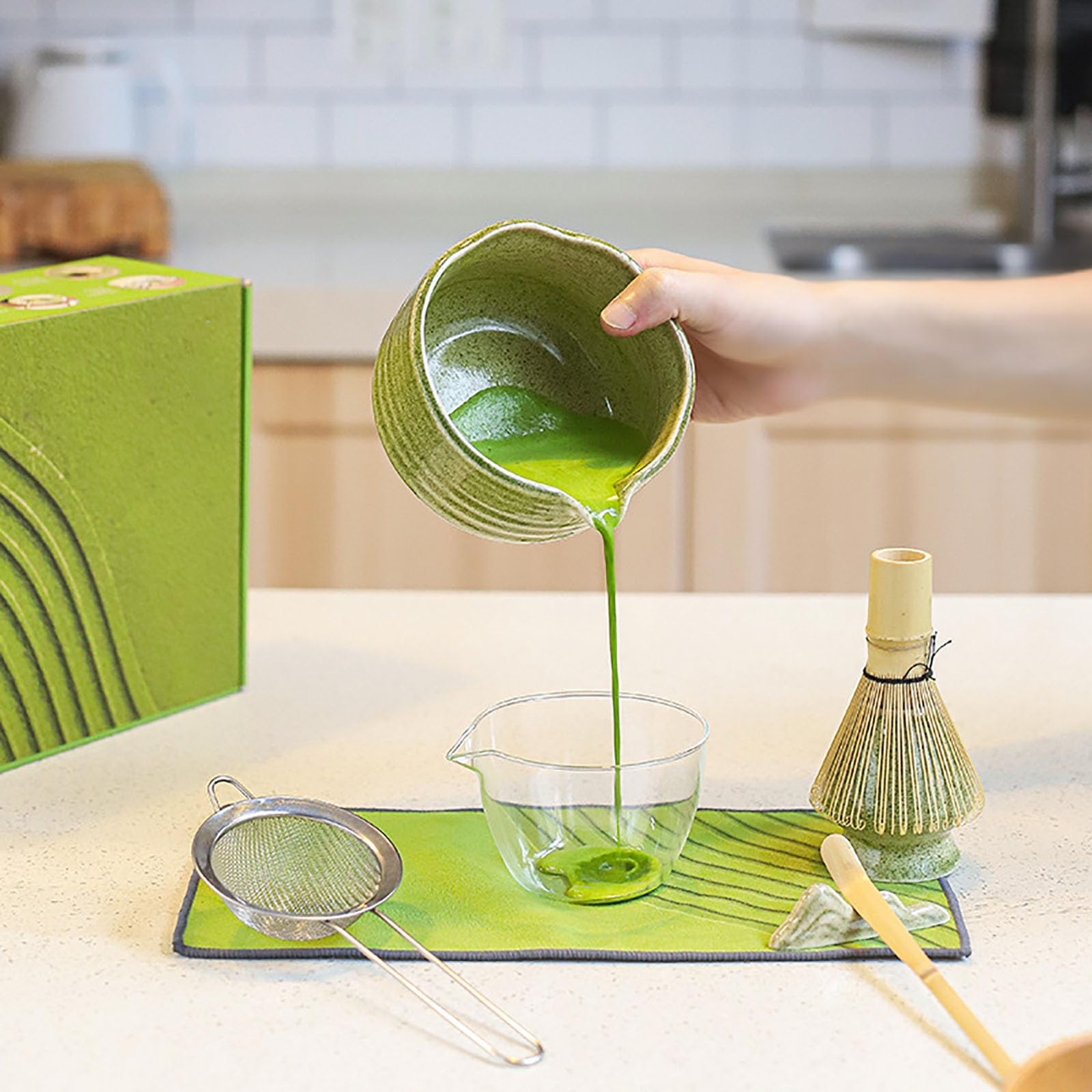 Set De Matcha Japonais (7pcs),Batteur À Matcha en Bambou Naturel, Bol À Matcha, Cuillère en Bambou, Passoire, Torchon, Fouet,Parfait pour Les Amateurs De Matcha(A)