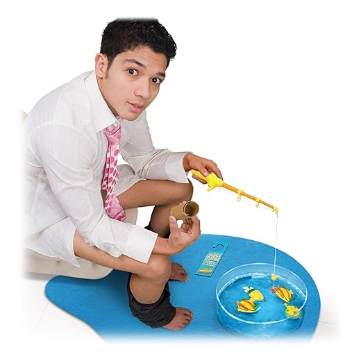 Novelty Place Potty Fisher Toiletten-Angelspiel-Set für Kinder und Erwachsene – Hakenschnur & Senkblei Angelrute, Wassertank, Blaue Baumwollmatte & Türschild – lustiges Badezimmer-Spielzeug-Geschenk