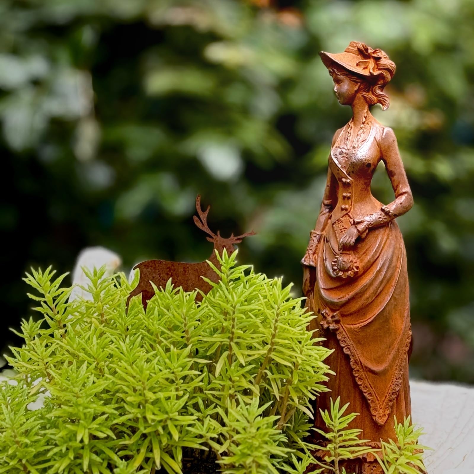 Dekoracja ogrodowa w stylu vintage, figurka wiktoriańska z żeliwa, elegancka dama z kapeluszem, antyczna klasyczna rzeźba do ogrodu i na taras (rdza)