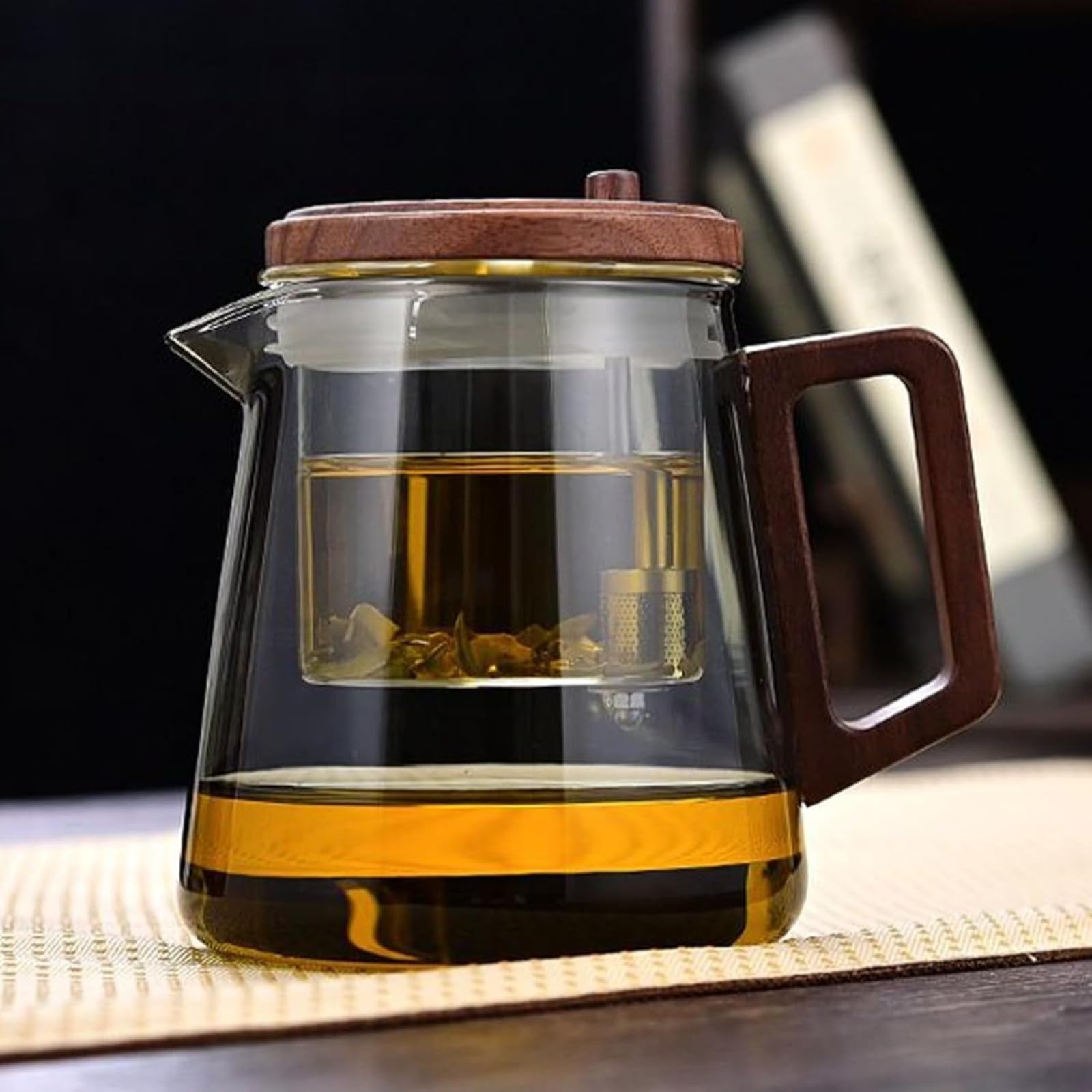 Questa teiera è dotata di filtro integrato, rivestimento interno trasparente per la separazione dell'acqua, resistenza al calore e design ergonomico. Include un manico con un solo pulsante per filtrar