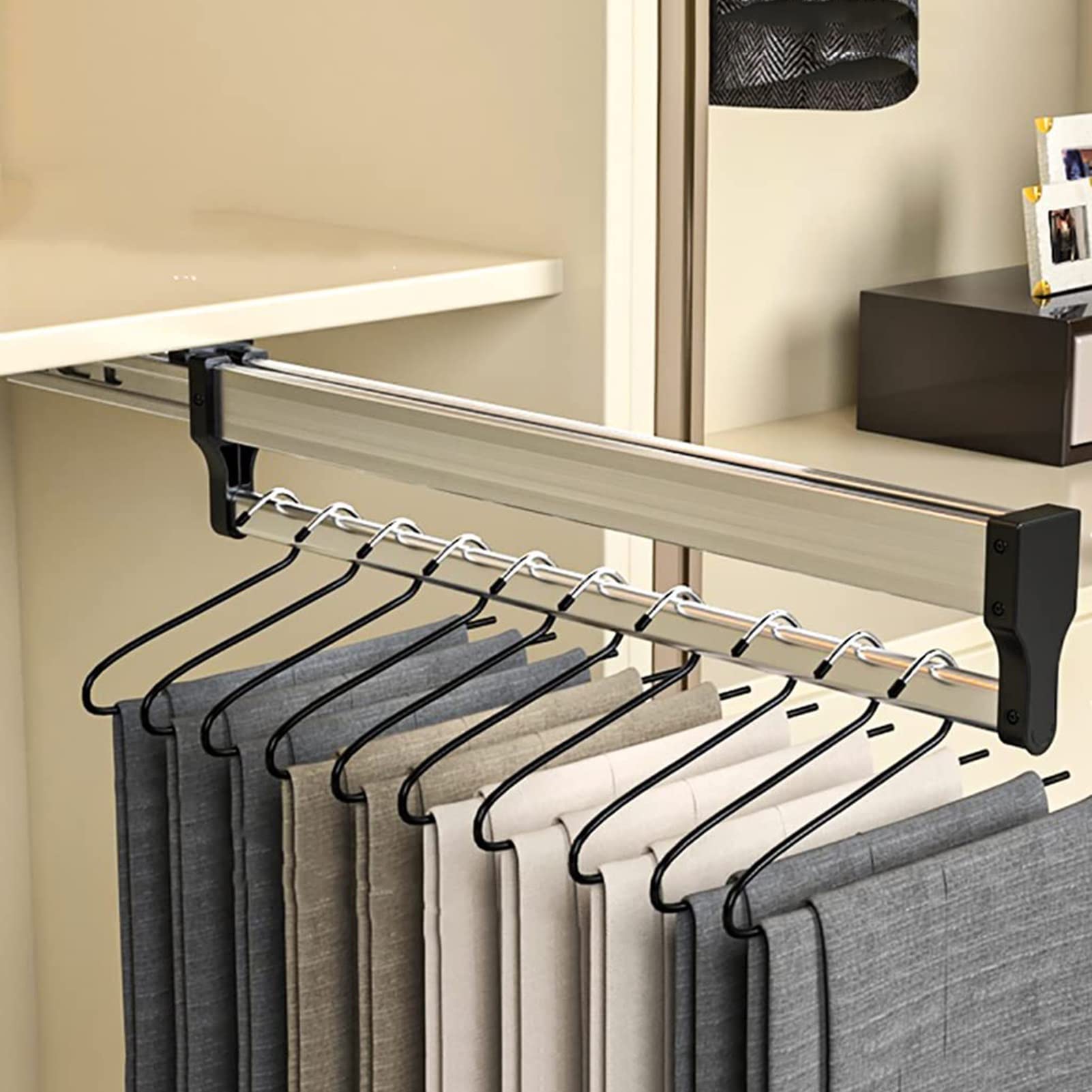 Rail à vêtements extensible pour armoire et dressing modulable