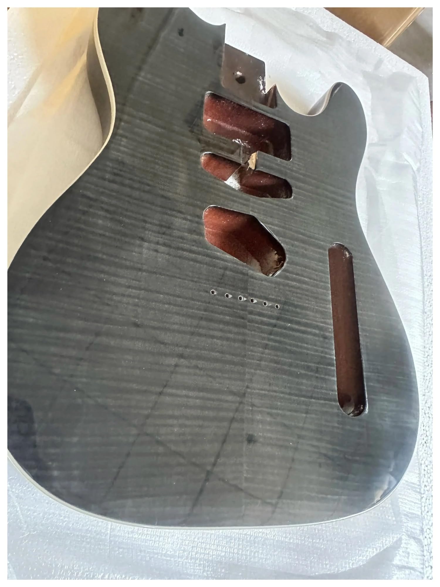 Corpo della chitarra in legno di mogano africano di acero fiammato, finitura lucida, parte fai da te for liutaio, alcuni graffi difettosi, con bordo, pickguar(WHITE)