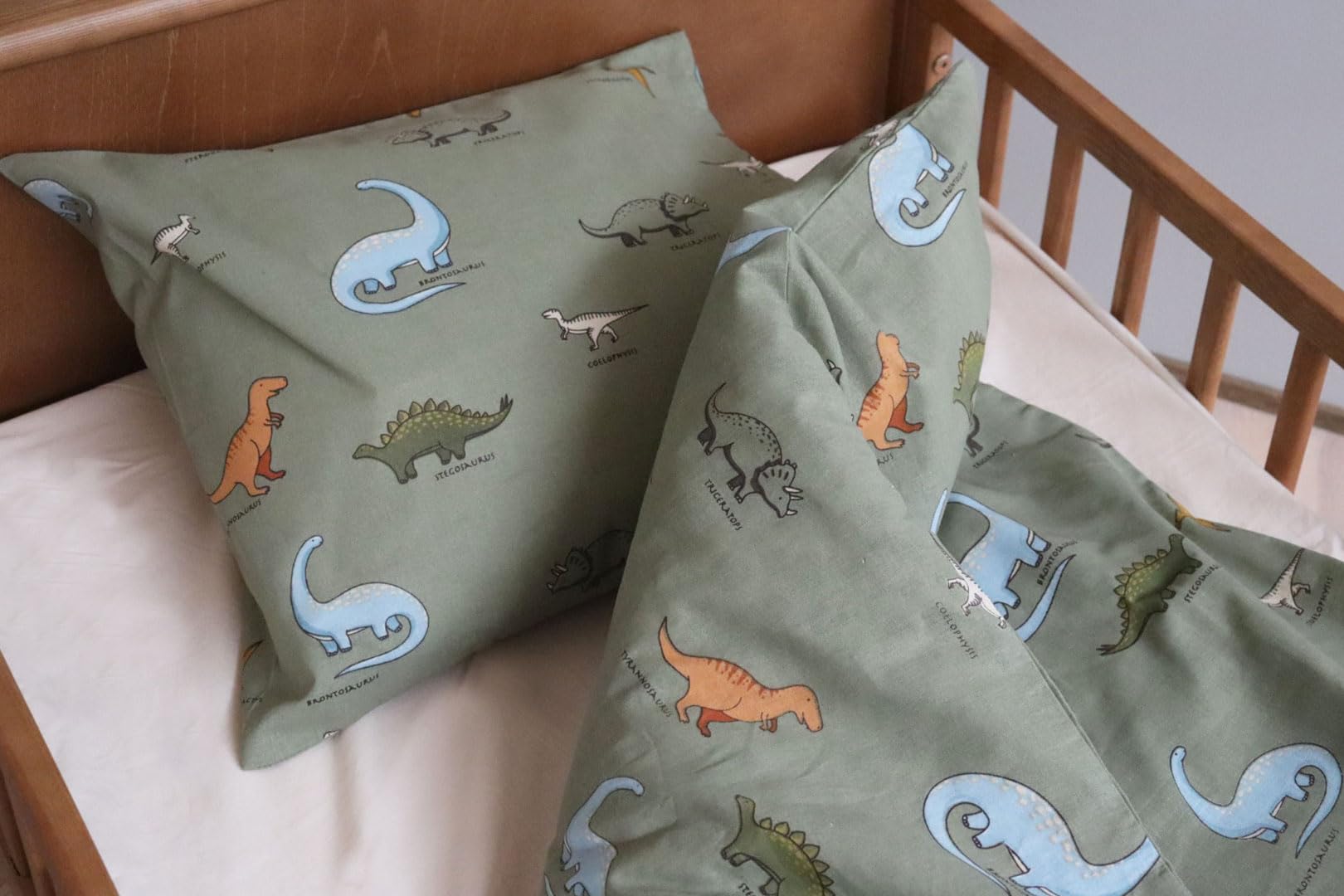 BrandMac Parure de Lit Dinosaures Names pour Bébé ou Petit Lit, 100% Coton, Housse de Couette 100x135 cm + Taie d'oreiller 40x60 cm, by Mats