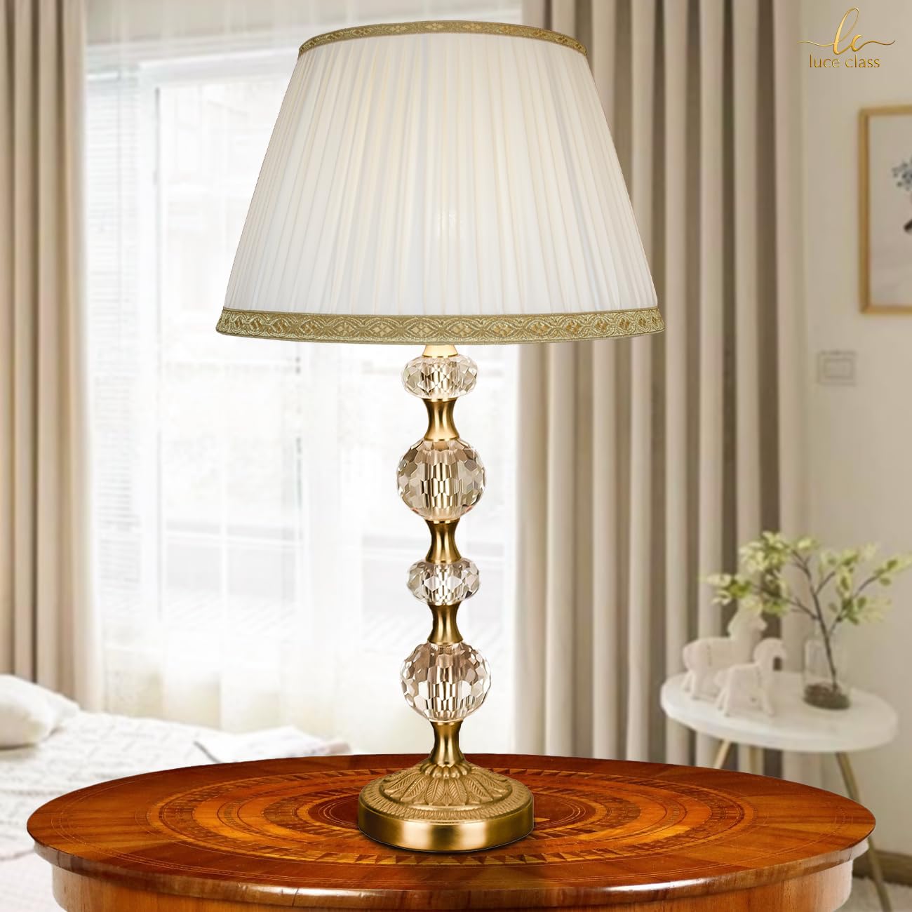 LUCECLASS – C420 Lampada da tavolo classica artigianale da comodino in puro cristallo e ottone, con paralume in misto seta plissettato avorio, per camera da letto, soggiorno, corridoio, hotel.