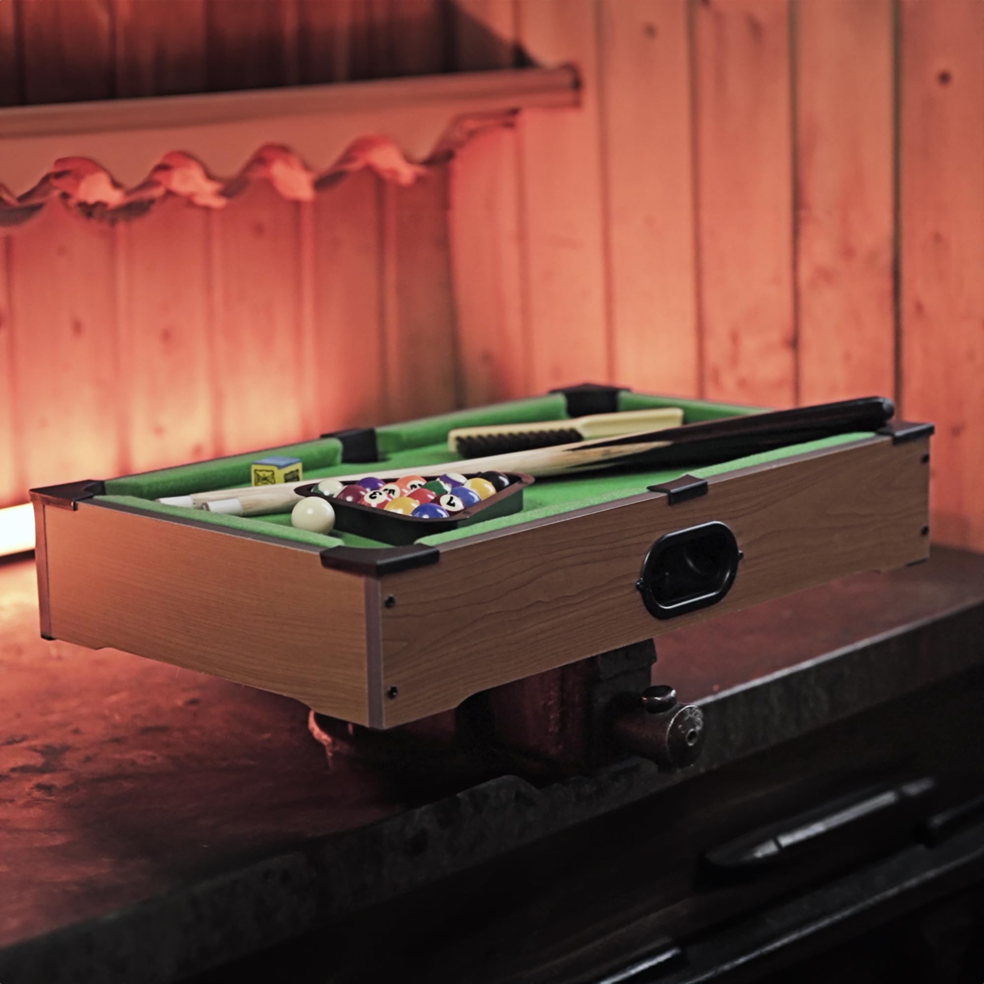 GAMES PLANET Mini Billard Nano avec Accessoires (2 queues, Boules, Triangle, Craie), 3 décors, Dimensions : 51 x 31 x 10 cm