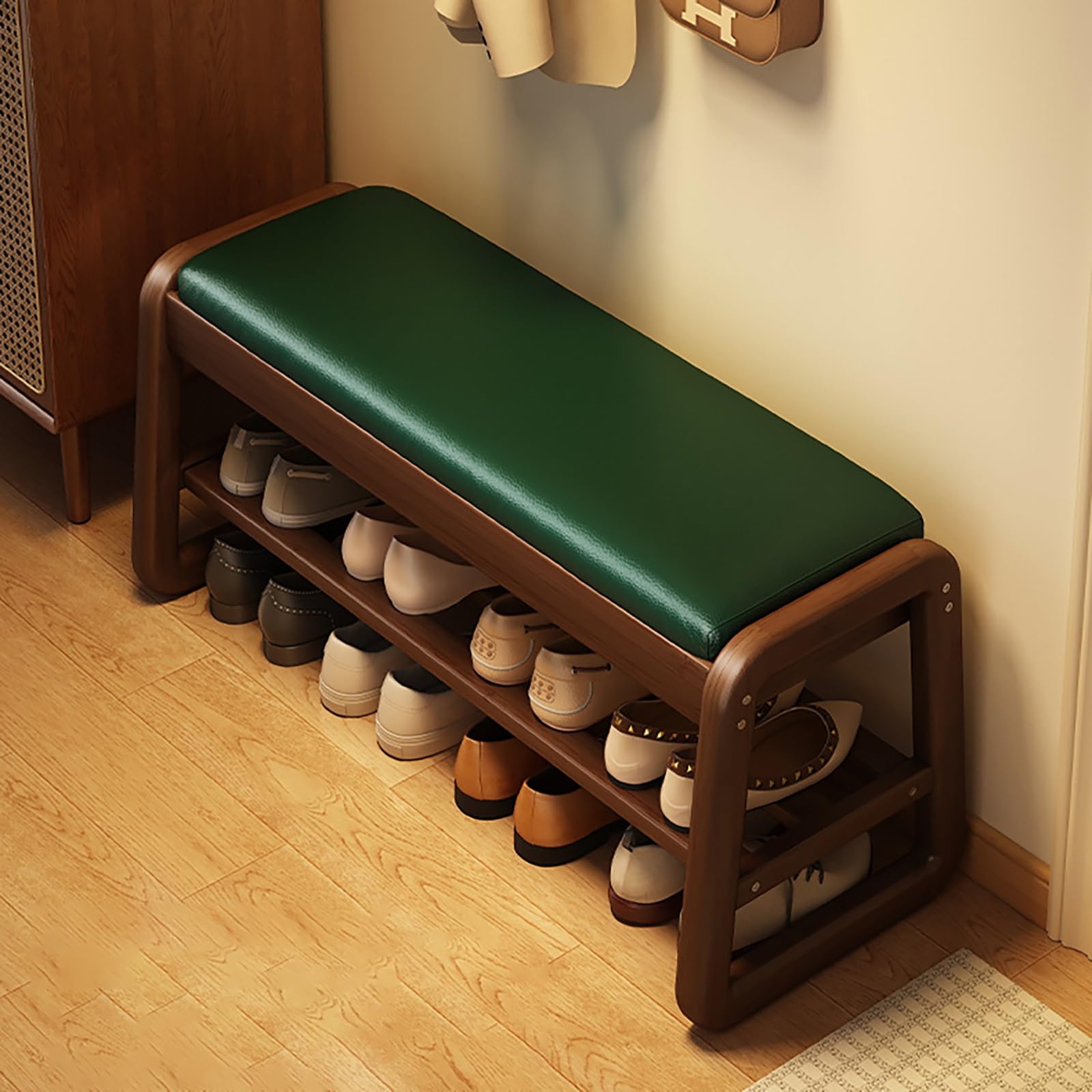 Étagère à chaussures en bois et banc confortable pour optimiser votre chambre