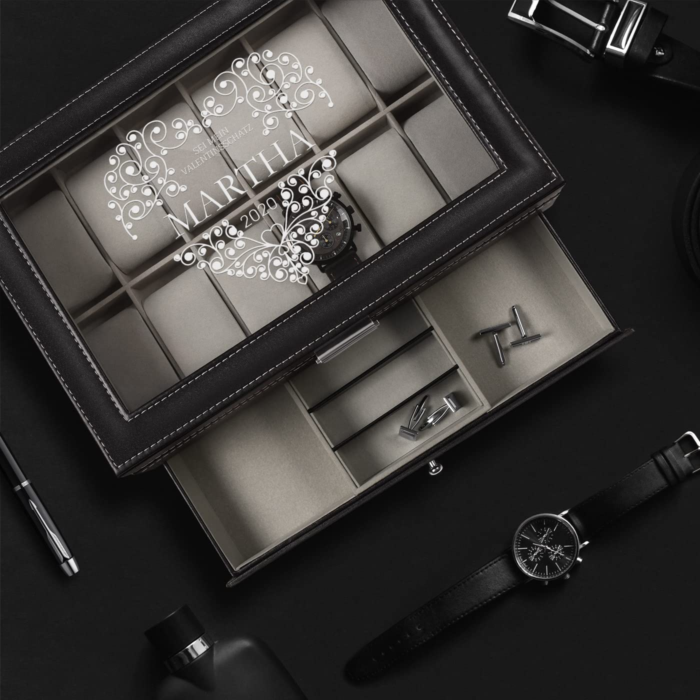 Maverton Uhrenbox mit Gravur für 12 Uhren & Schmuck - 30x20x13cm - Uhrenkasten aus Kunstleder - Schwarz - Geschenk für Damen - Herz