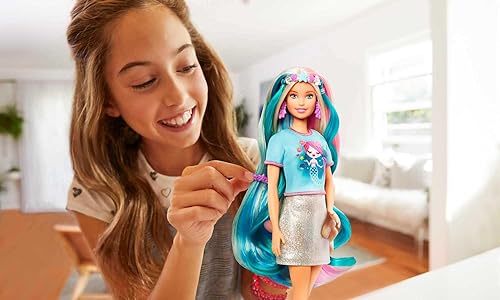 Miniatura 2 de Barbie Muñeca de pelo de fantasía rubia con 2 coronas decoradas 2 tops y accesorios para looks de sirena y unicornio además de piezas de peinado