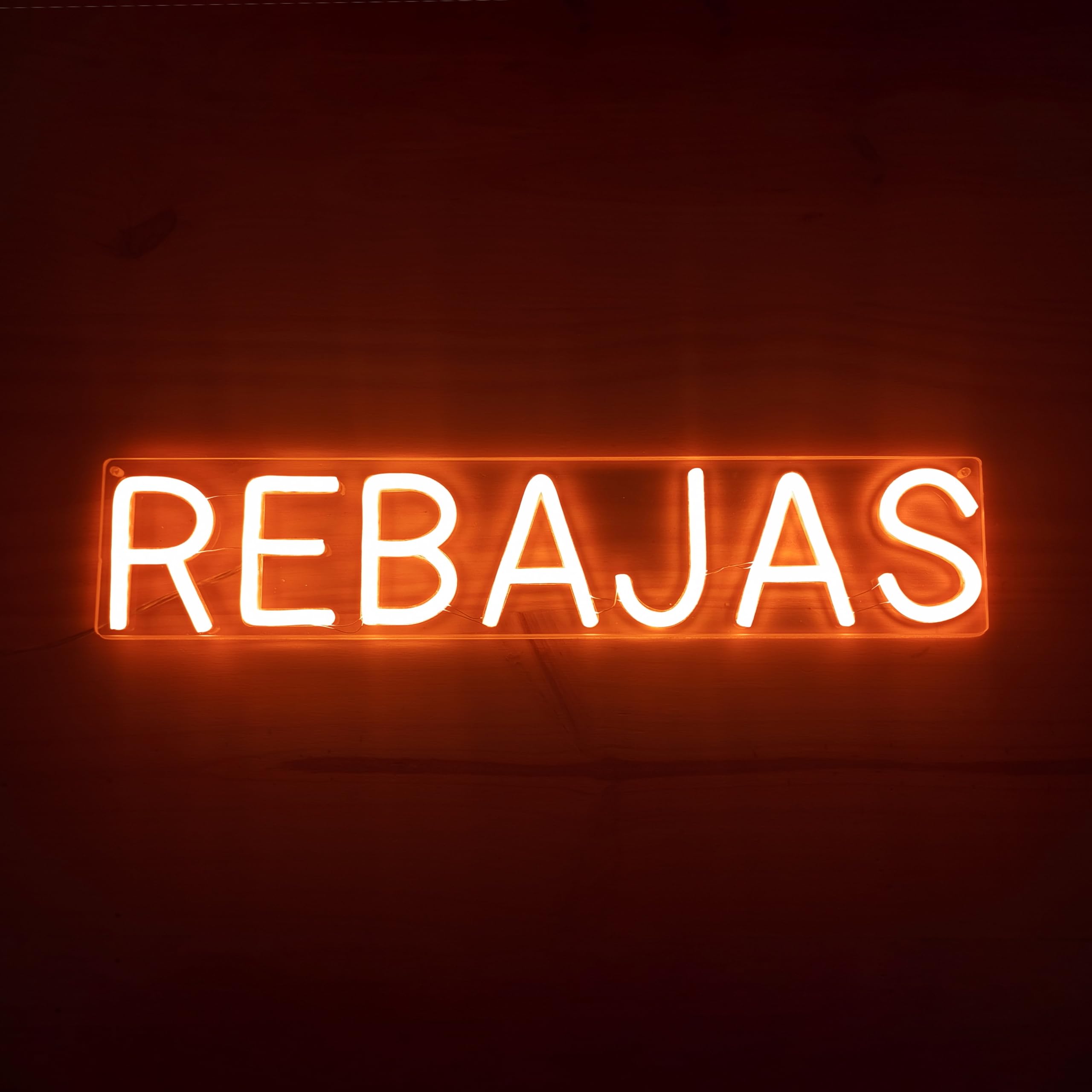 Cartel neón-led rebajas en color rojo para tiendas- Letrero escaparate comercios temporada de rebajas - Diseño en luz led para colgar en pared o escaparate tienda