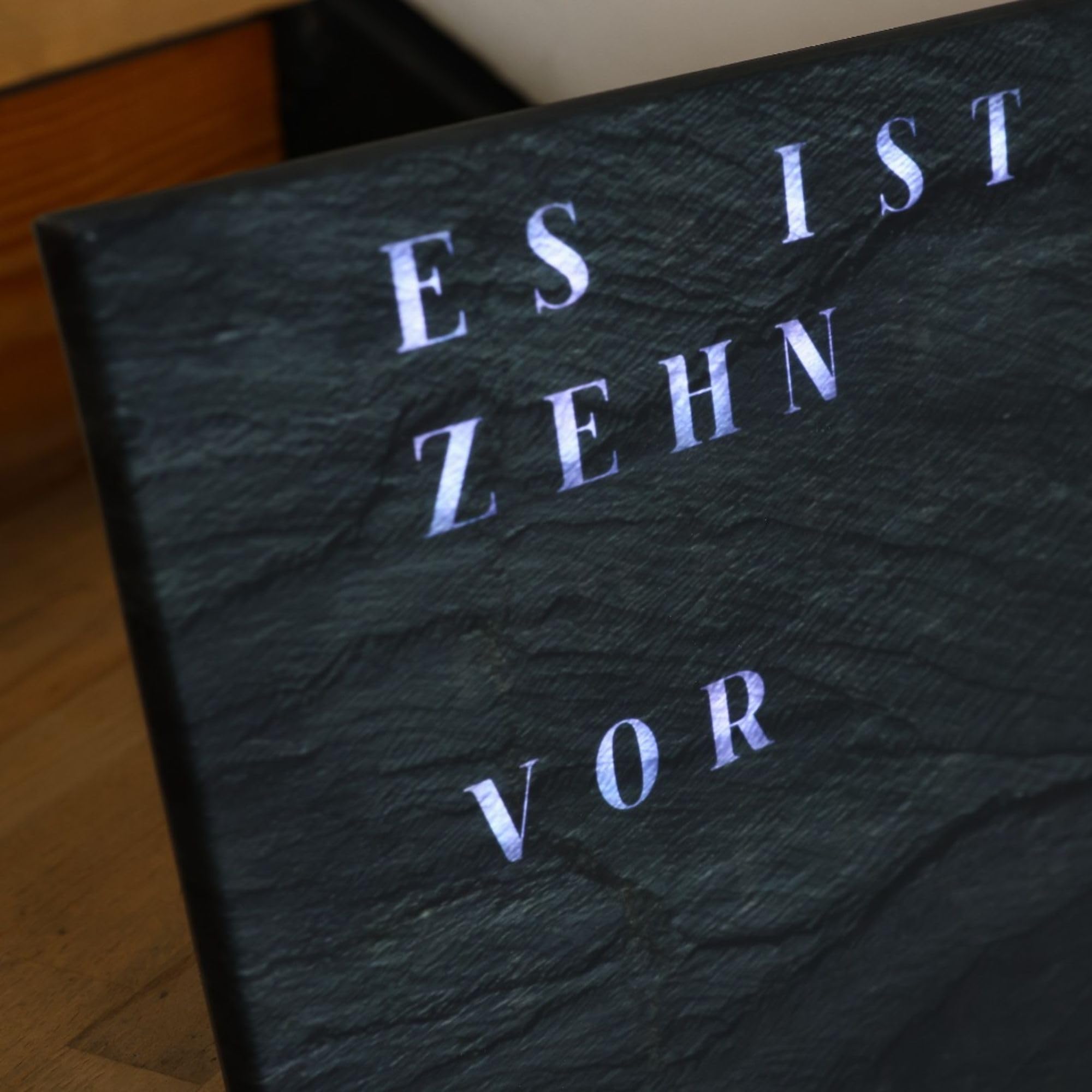 WordClock Jupiter 2.0 – Phantom Slate Edition 50×40 cm – Die fortschrittlichste Wortuhr bei Amazon – RGBW LED 4,3 Mrd Farben – Echtzeituhr RTC – IO Advanced Software – Premium Schiefer-Design