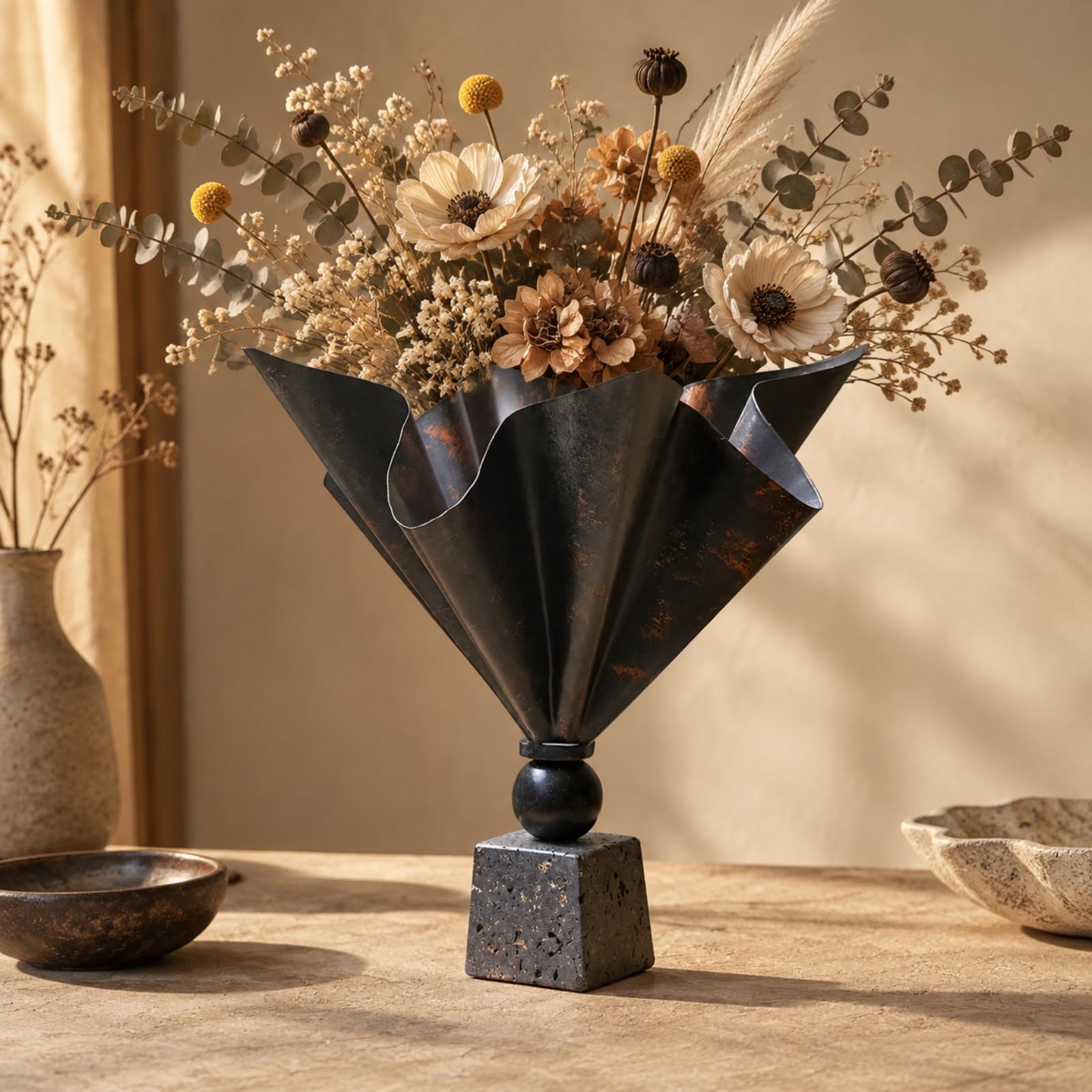 Baoblaze Jarrón Hierro con Acabado Antiguo Oscuro Metálico Florero Escultural con Base Cuadrada Estable Artículo Escultórico para Escritorio