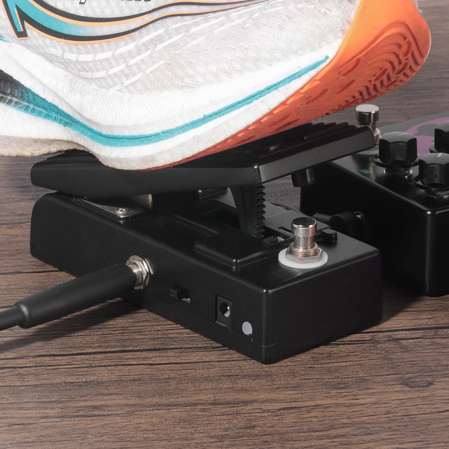 GOKKO Mini Wah Volume Pedal GK-64 - Dual Function Wah and Volume Pedal, Compact Design, True Bypass, LED Indicator - Perfect for Guitarists Seeking Versatile Control