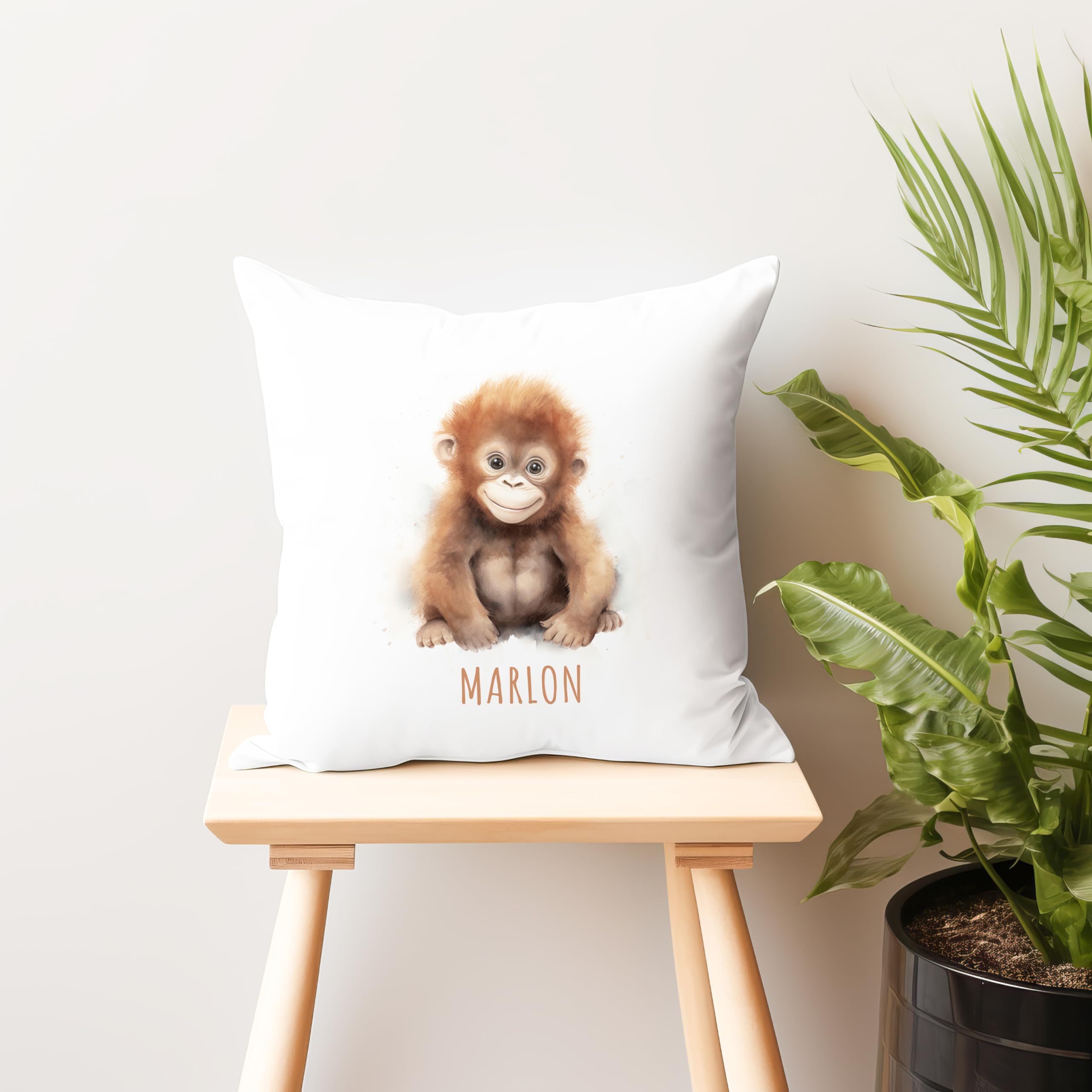 DEL MÀ Unique & Personal AFFE Kissen personalisiert mit Namen Kinderkissen Kuschelkissen Kinder Geschenk Kinderzimmer Deko Junge Mädchen Zierkissen Dekokissen 40x40 cm inkl. Füllung und Bezug