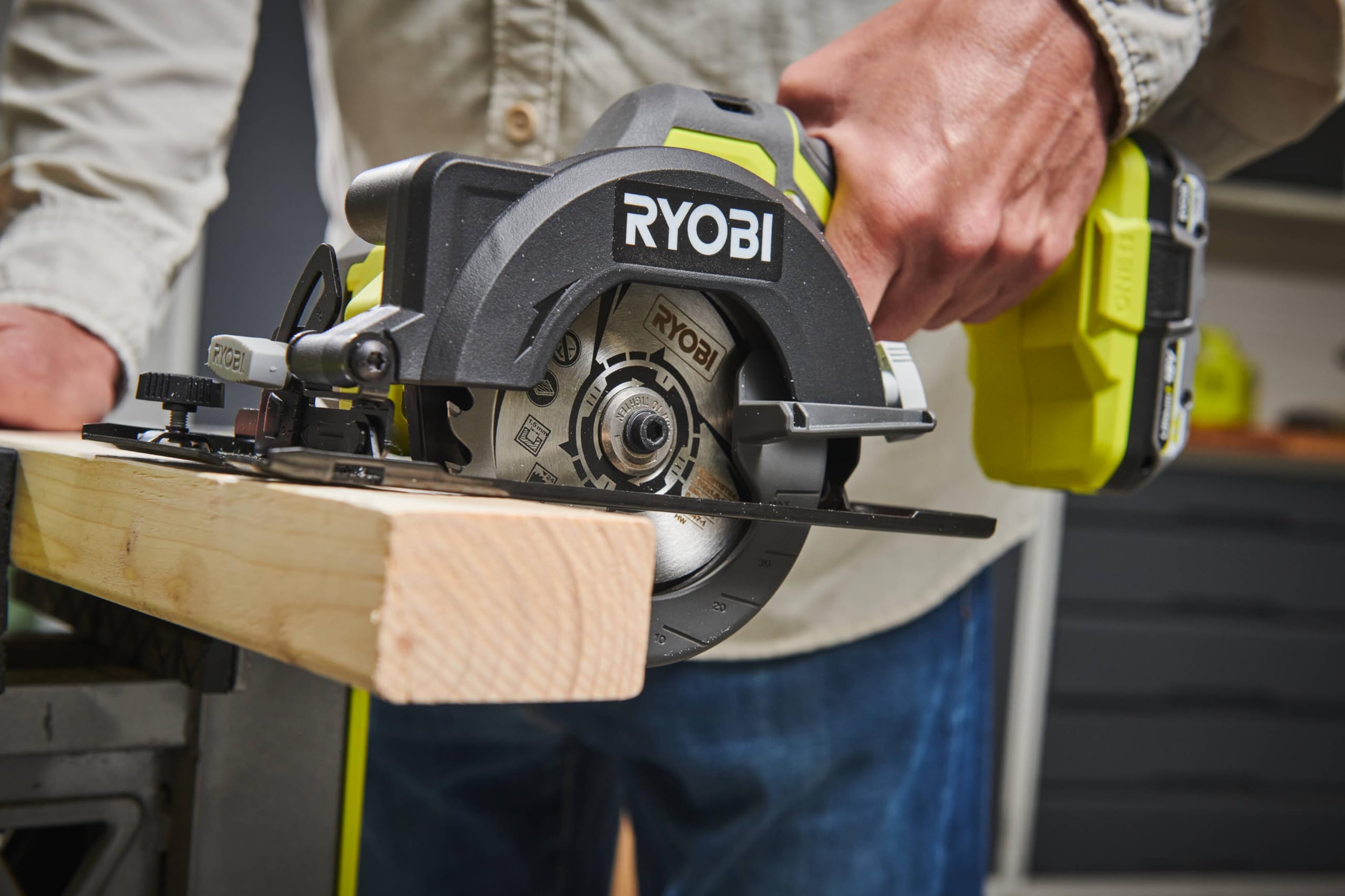 RYOBI Kompaktowa piła tarczowa 18V ONE+™ R18CS115-120GP - Cięcie drewna, OSB, parkiet, deska, wyposażenie wnętrz, Ø115 mm, akumulator 2Ah + ładowarka
