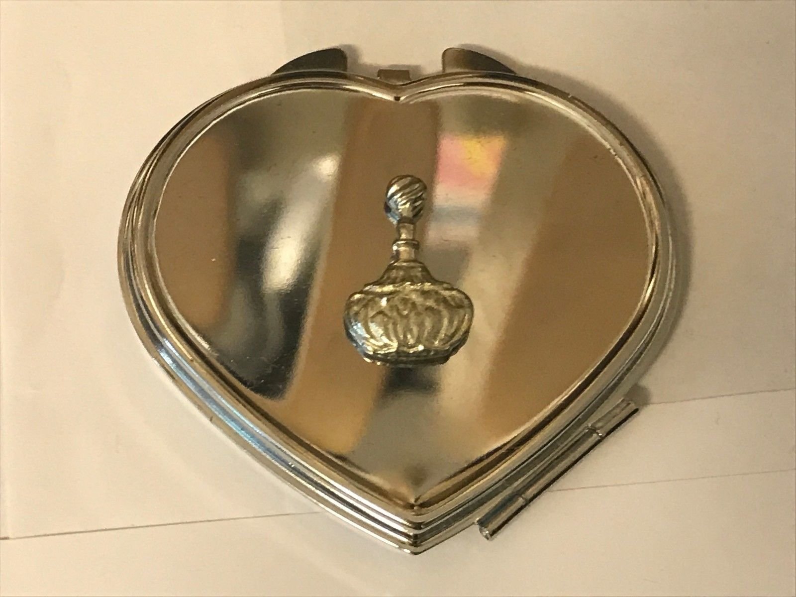 Bouteille de parfum TG189 en étain, votre alliée beauté dans son miroir cœur nomade