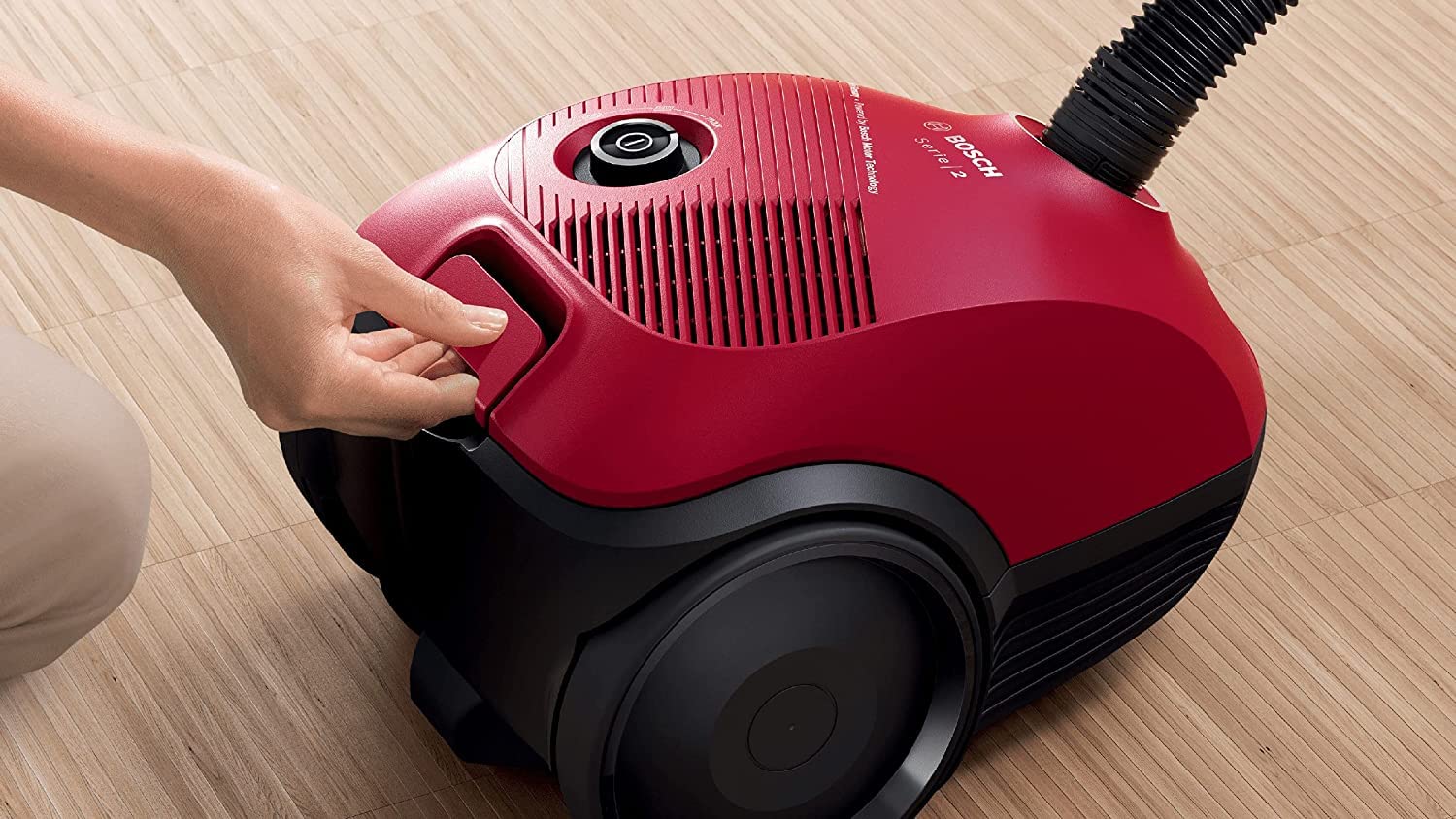 Bosch BGBS2RD1 Serie 2, Aspirapolvere a Traino con Sacco, Potenza 700W, Sacchetti Large da 3,5l, Facile da Usare e Trasportare, Rosso