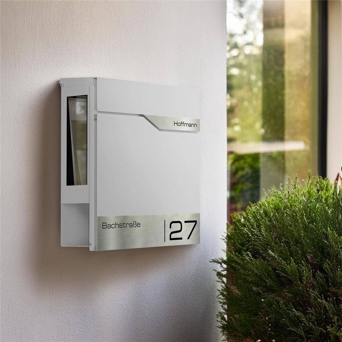 Metzler Cassetta Postale Bianca RAL 9016 con Finestra di Ispezione e Portagiornali – Targhetta Nominativa in Acciaio Inox Incisa – Impermeabile e Robusta | Siebert SF