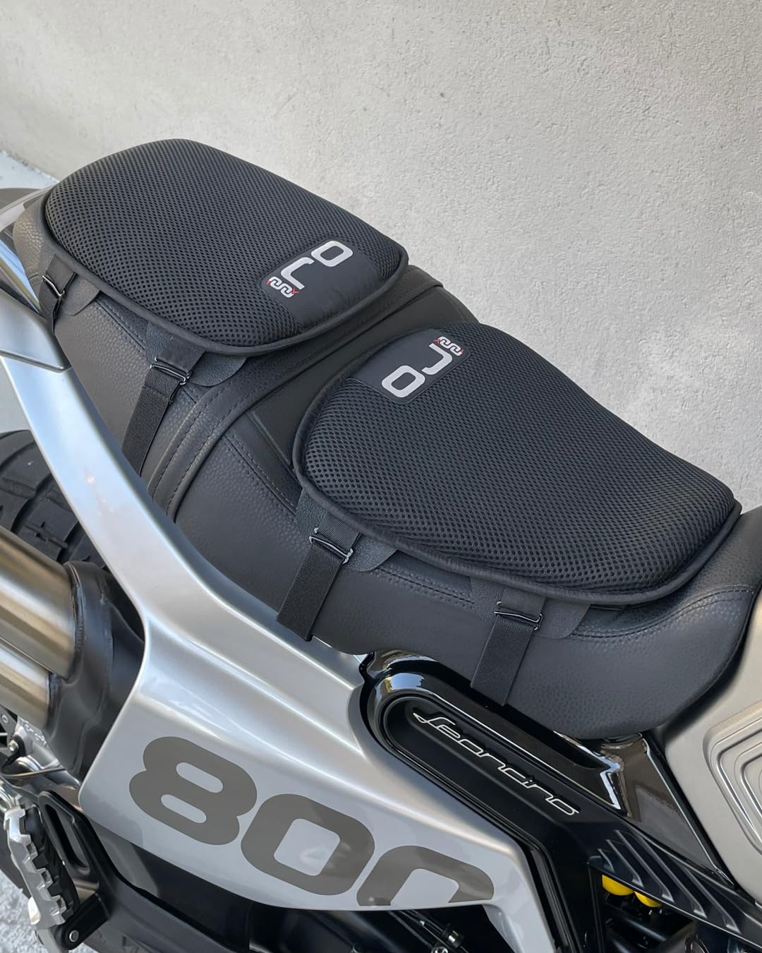 OJ Cuscino in Gel COMFORT 3D per Sella Moto e Scooter, 3D Mesh Traspirante, Base Antiscivolo, con Cuffia Antiacqua, Disponibile in 3 Misure (Large)