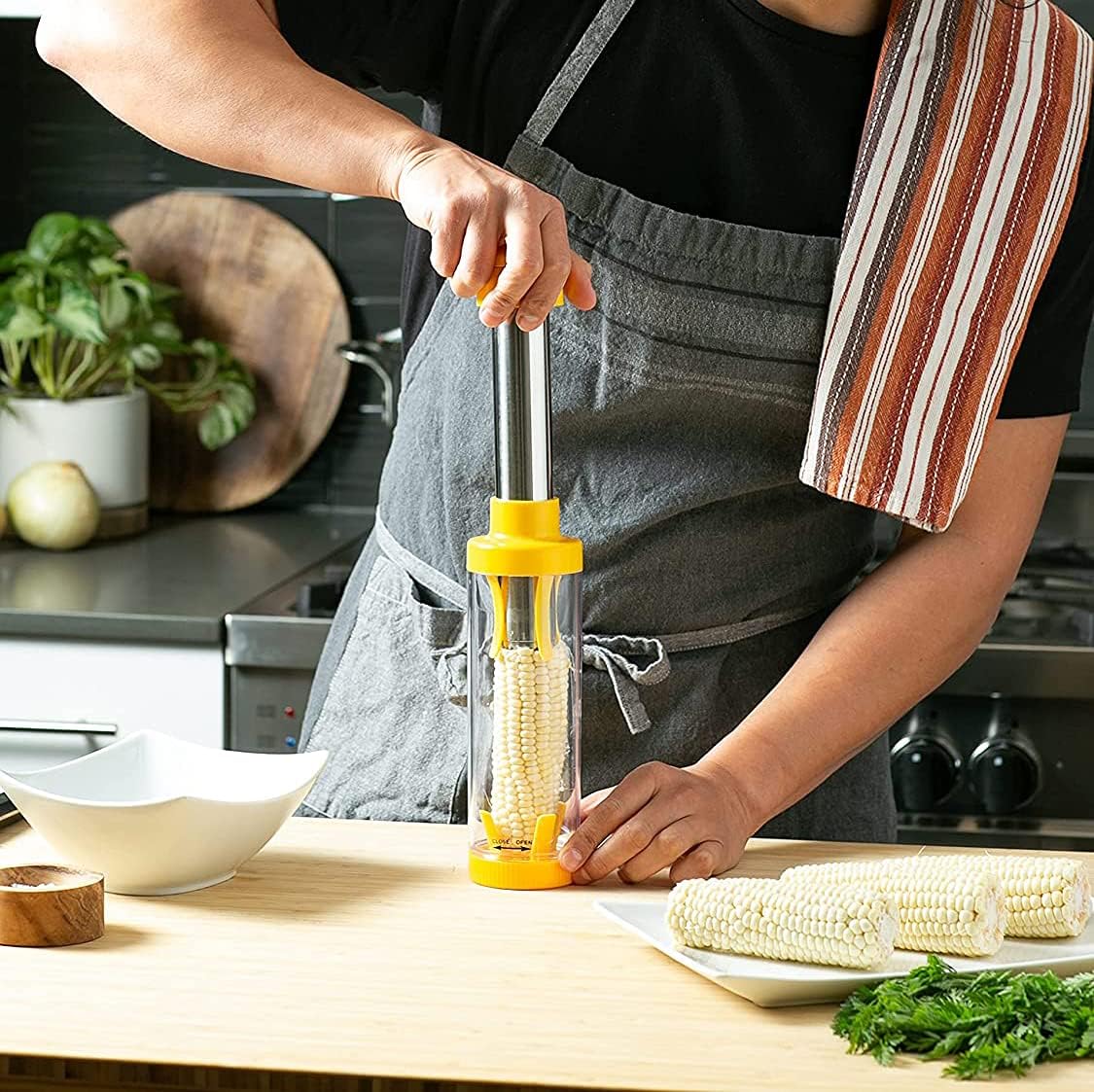 Safer Corn Thresher,Quick Corn Stripper,Stainless Steel Corn Cob Remover Cutter Corn Peeler,Removing Fresh Corn Kernels Tool,Manual Corn Threshing No Splatters,Practical Kitchen Gadgets,10.5 inch image 3
