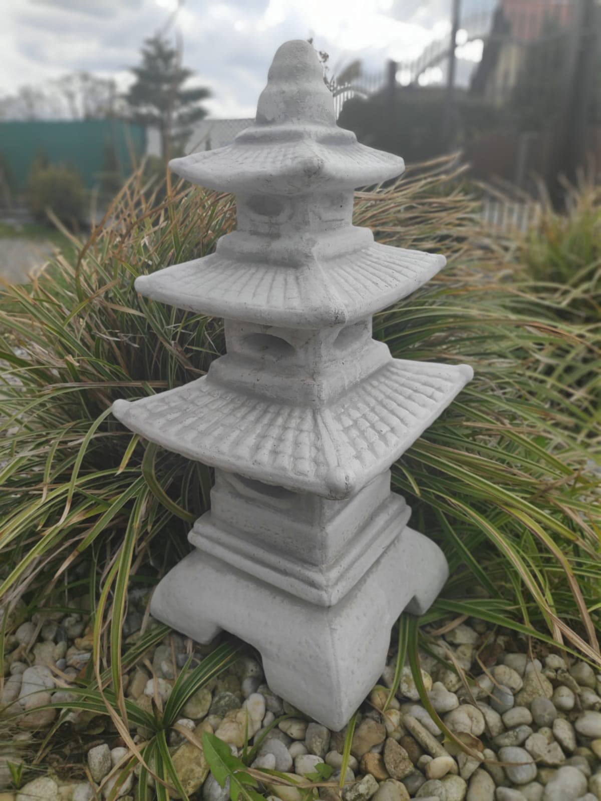 Lanterna in stile giapponese, pagoda a tre grondaie in pietra fusa, ornamento da giardino