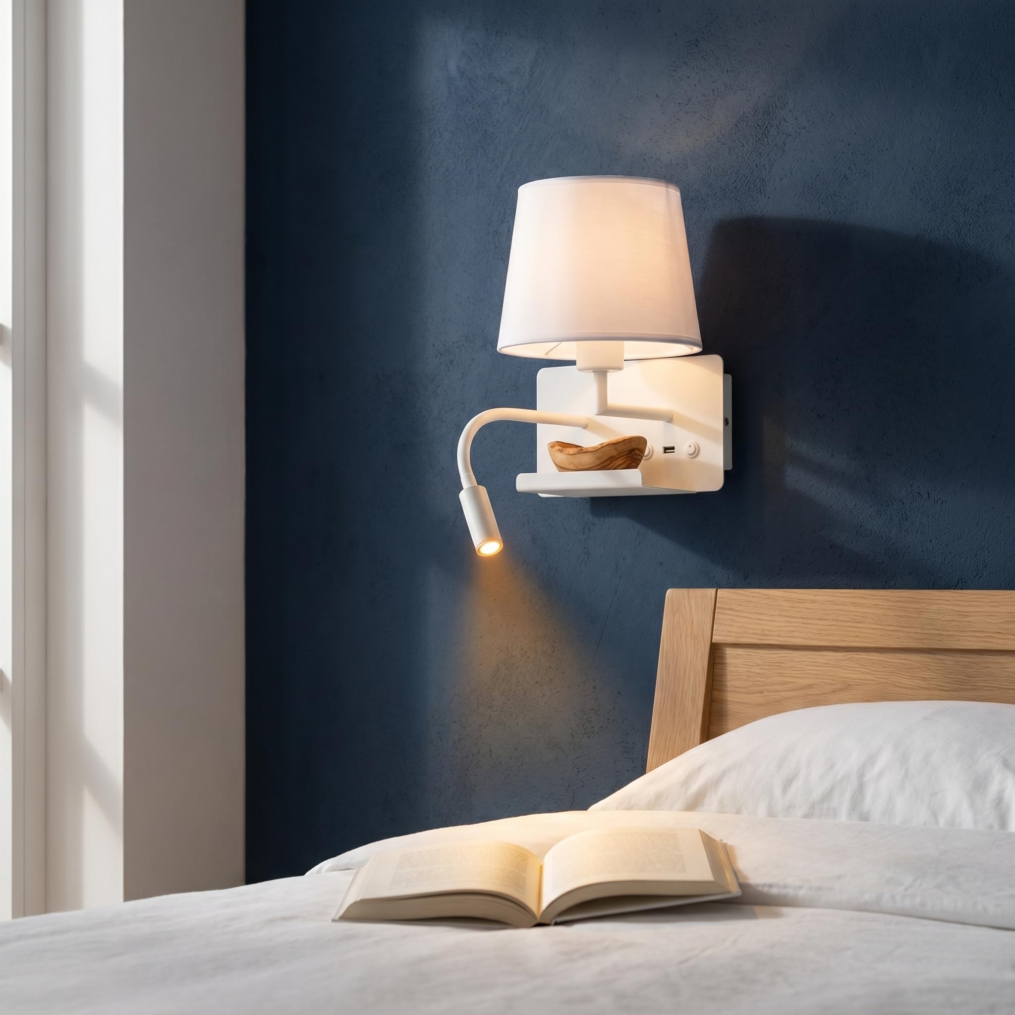 BARCELONA LED Wandleuchte mit USB-Anschluss und Ablage, Leselampe für Bettkopfteil mit E27-Fassung, schwenkbare LED-Leseleuchte 3W 2700K, Stoffschirm für Schlafzimmer, Hotelzimmer, Weiß