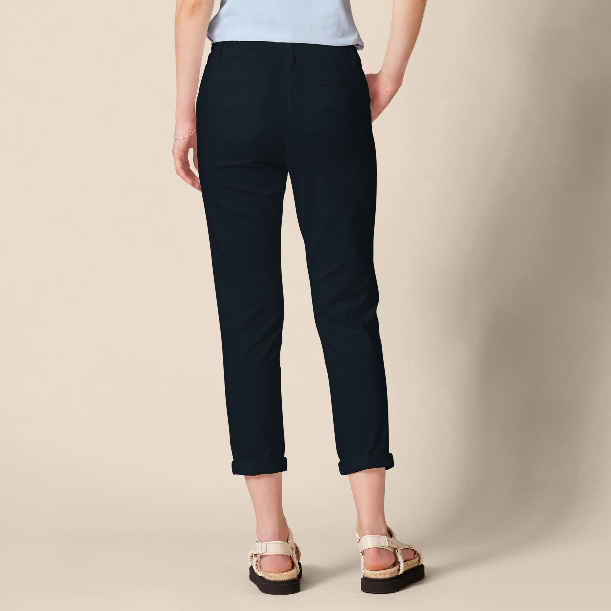 Amazon Essentials Pantalones Caqui Elásticos, de Tiro Medio y Corte Ajustado con Pernera Cónica (Disponibles en Tallas Grandes) Mujer