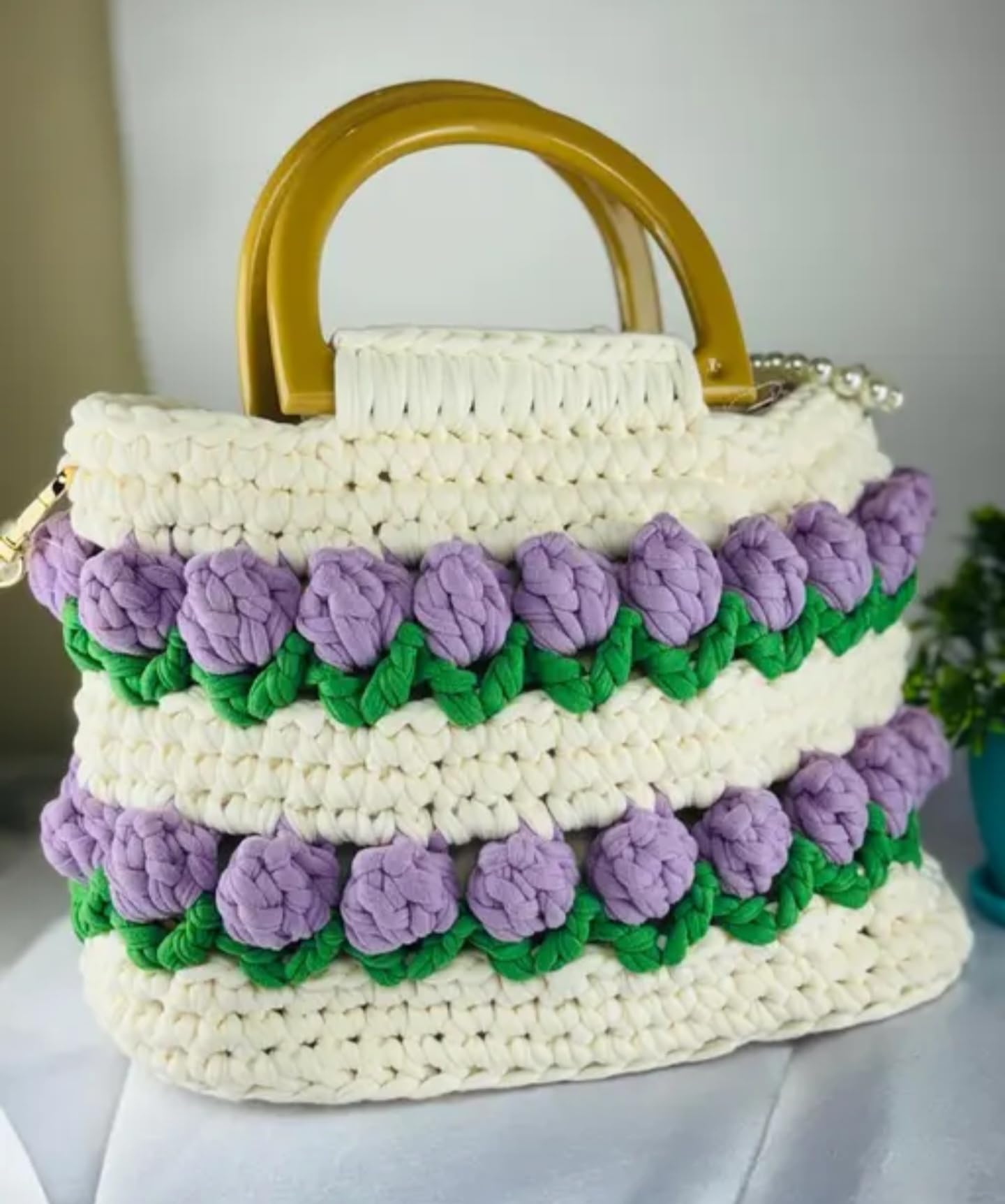 Bolso de mano de ganchillo con diseño floral, blanco y morado, asa dorada, correa de perla