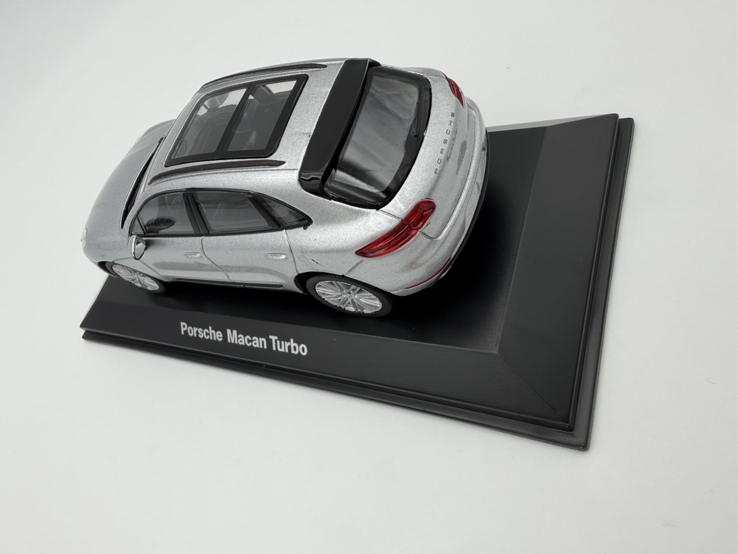 Porsche Macan Turbo Rhodium Modellauto 1:43, Silber - Detailgetreues Sammlermodell I GT Marketing I Miniatur Fahrzeug (Museum Edition)