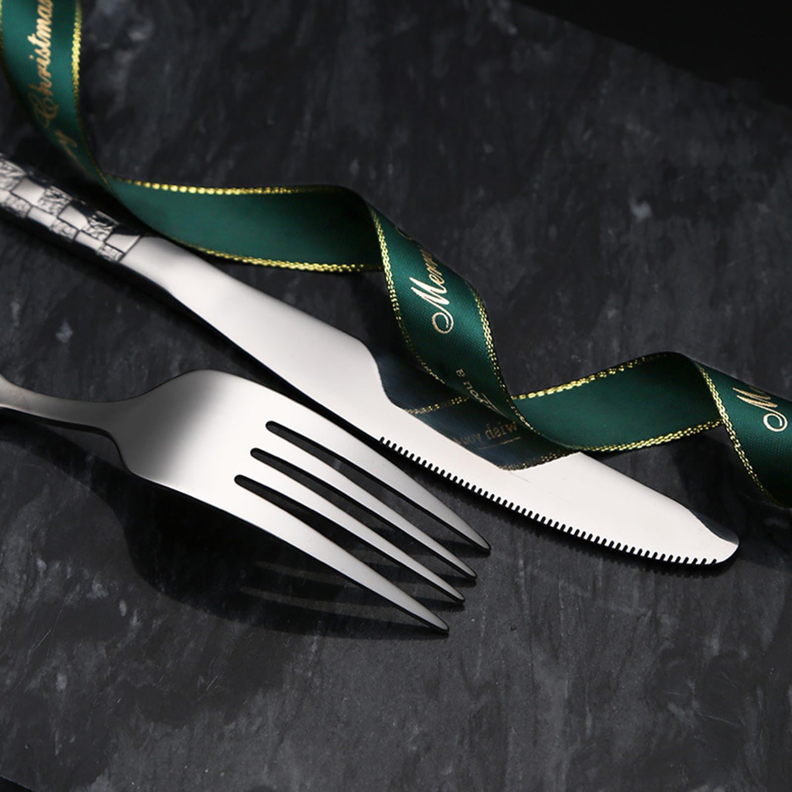 Ce Service de Couverts pour 16 Personnes Comprend Un Couteau de Table, Une Fourchette de Table, Une cuillère de Table et Une cuillère à Dessert, Le Tout en Acier Inoxydable martelé. Couleur
