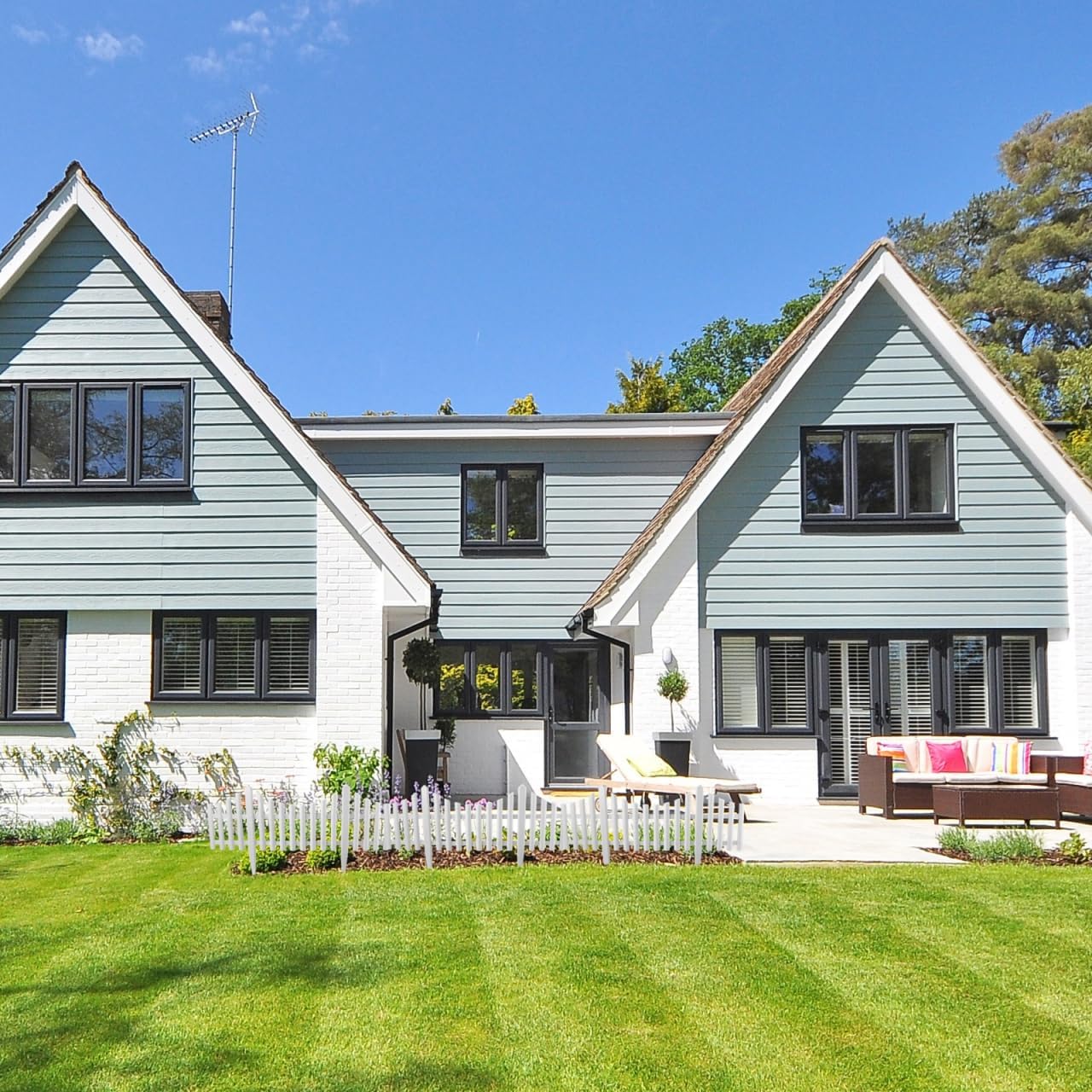 DOITOOL Flexible White Picket Fence Garden Border, 5 Pcs Decorative Landscape Edging Fences, Grass Lawn Flowerbeds Plant Borders, White (Overall Length 120 Inches)