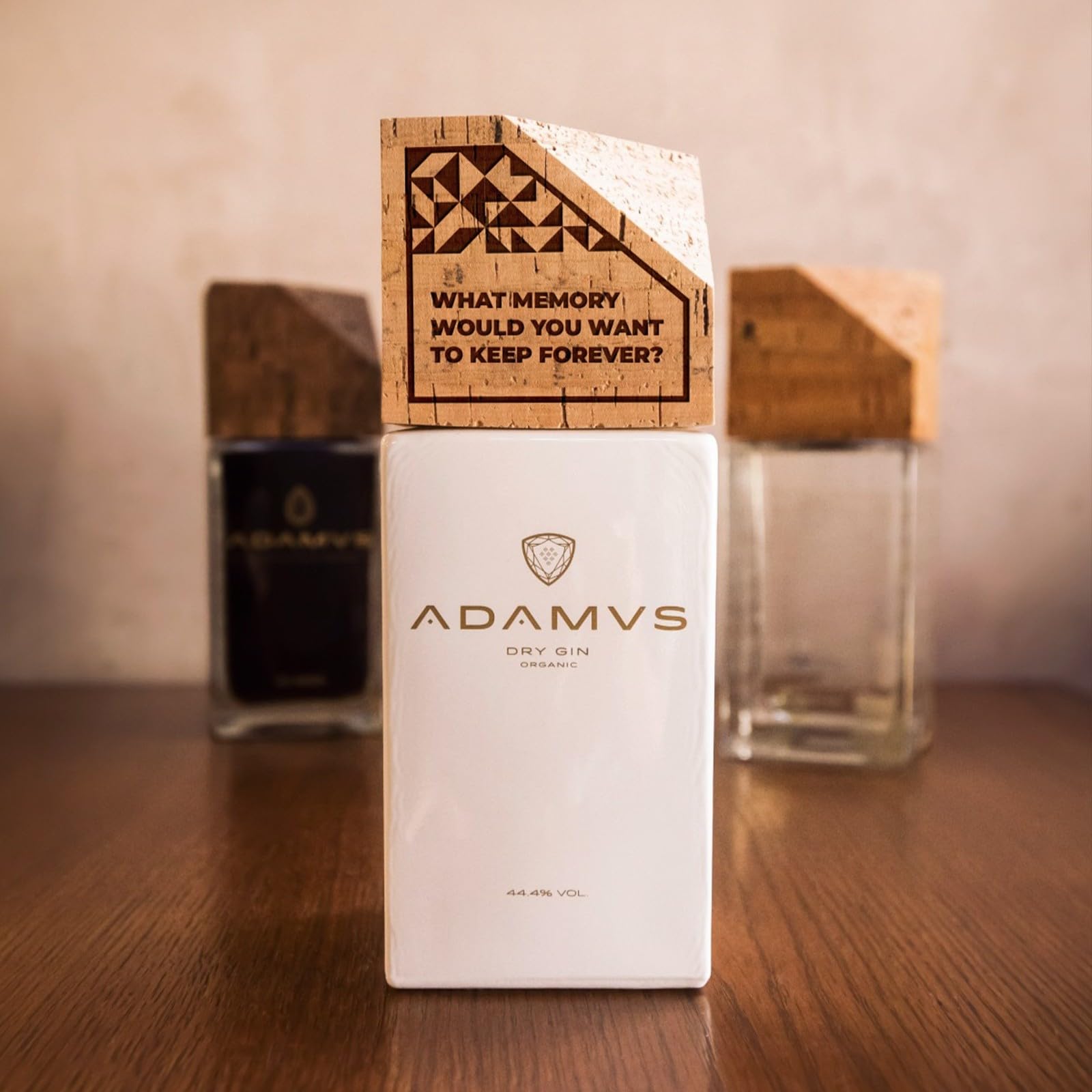 Adamus Ginebra Orgánica Premium Personalizada - 70cl | Ginebra Artesanal con Corcho Personalizado y Botánicos Orgánicos