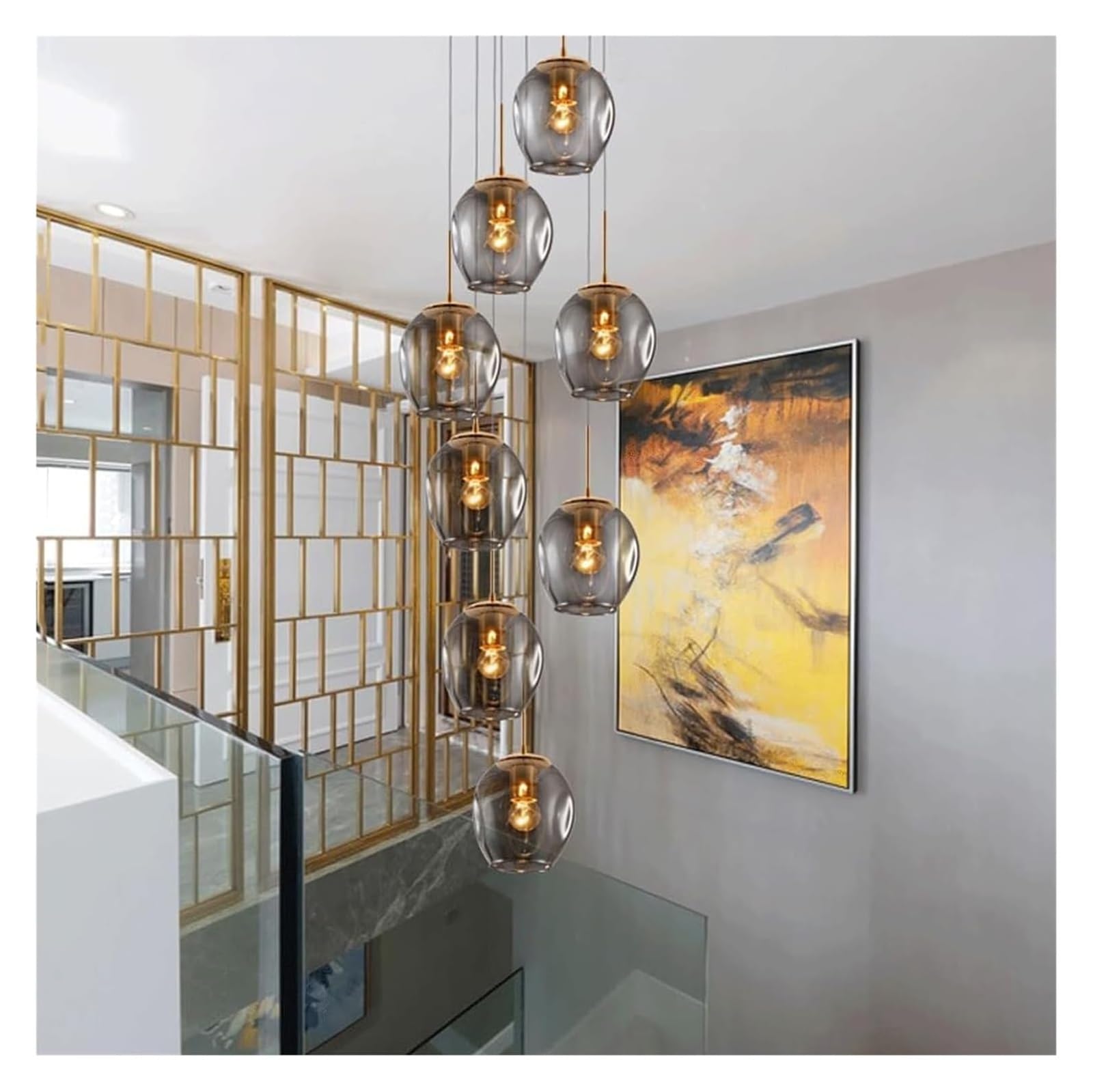 Lustre escalier 8 boules champagne idéal pour illuminer une cage d'escalier de villa