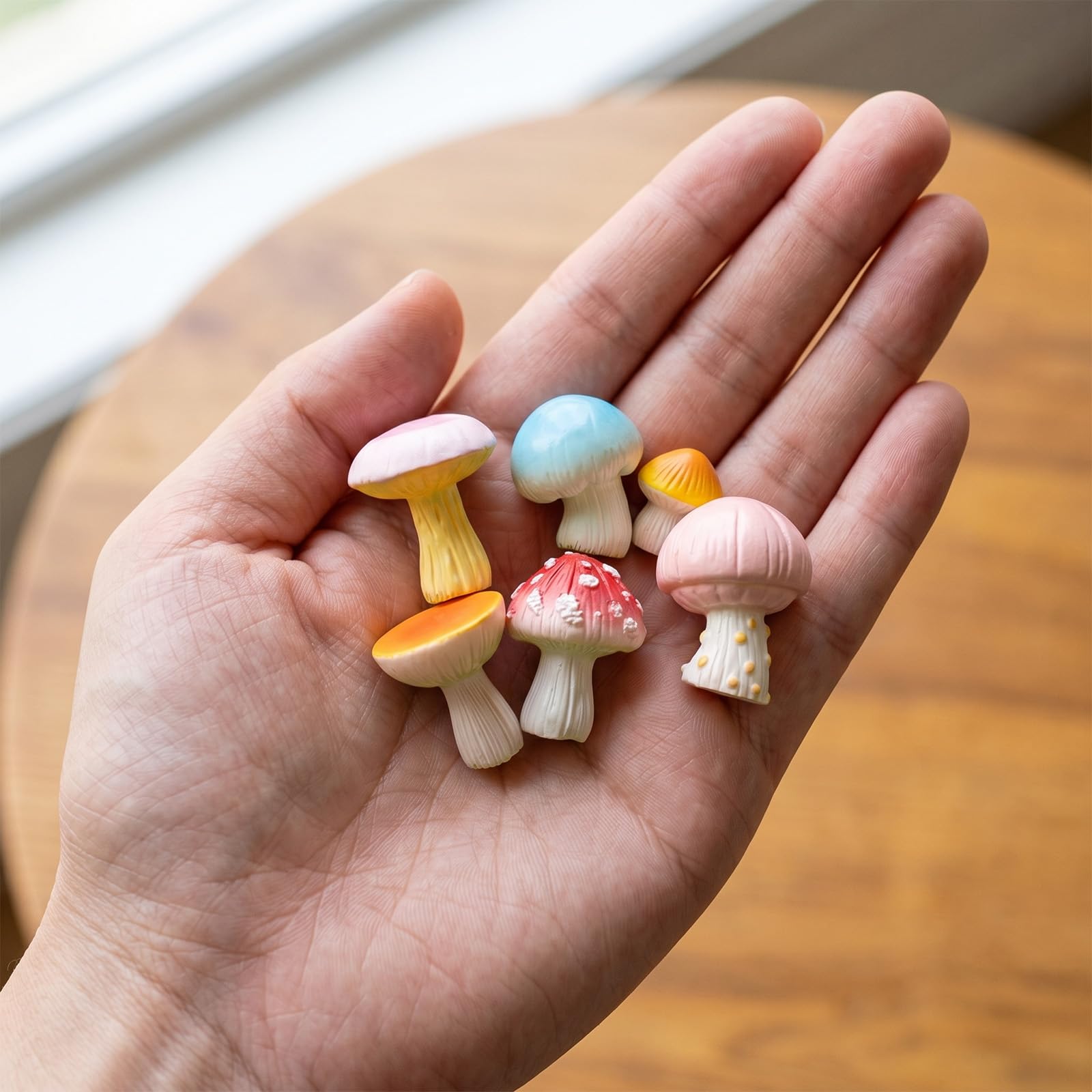 Niedlicher bunter Pilz-Handy-Buddy – 6 Mini-Figuren aus Kunstharz, selbstklebende Dekoration zum Abziehen und Aufkleben für Kindle, Handy, Auto, Armaturenbrett, Schreibtisch, lustiges kleines