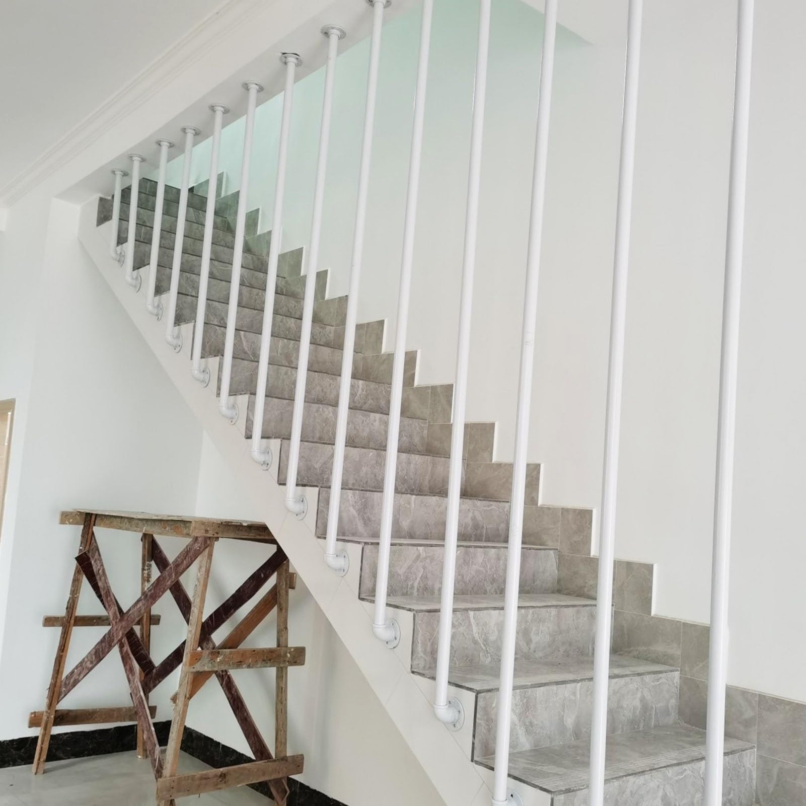 Rampe d'escalier pour grenier et jardin en fer forgé blanc design L