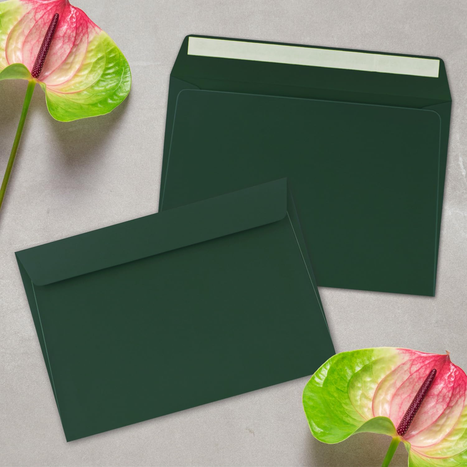 100x Briefumschläge DIN C5 Kieferngrün (Grün) - 16,2 x 22,9 cm - Haftklebung - Edle Kuverts für große Einladungen und Karten zum Geburtstag oder Hochzeit