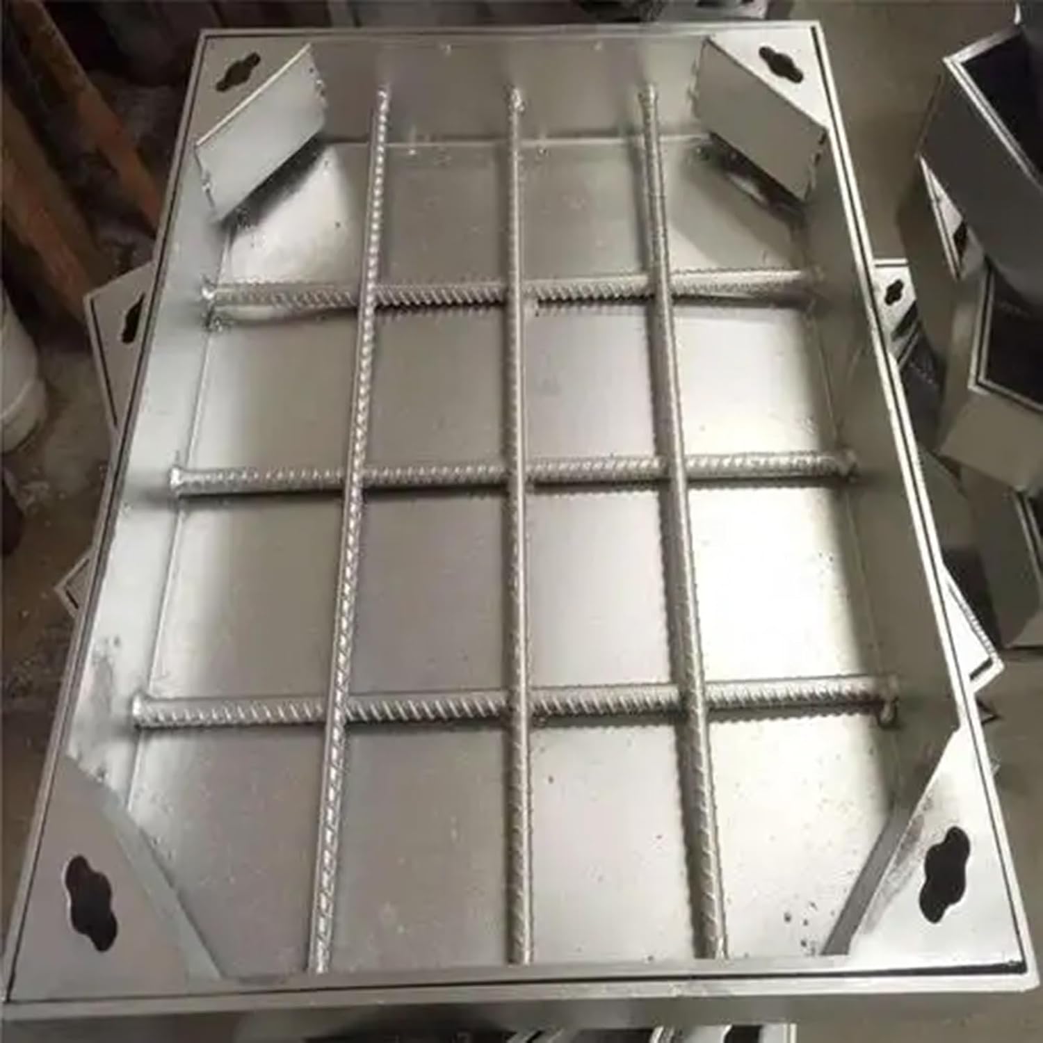 Invisible Septic Tank Covers, Customizable Manhole Cover and Frame with Base, Strong Load-Bearing Sewage Basin Cover for Parking Lots/Highways(60x55cm/23.6x21.7in)