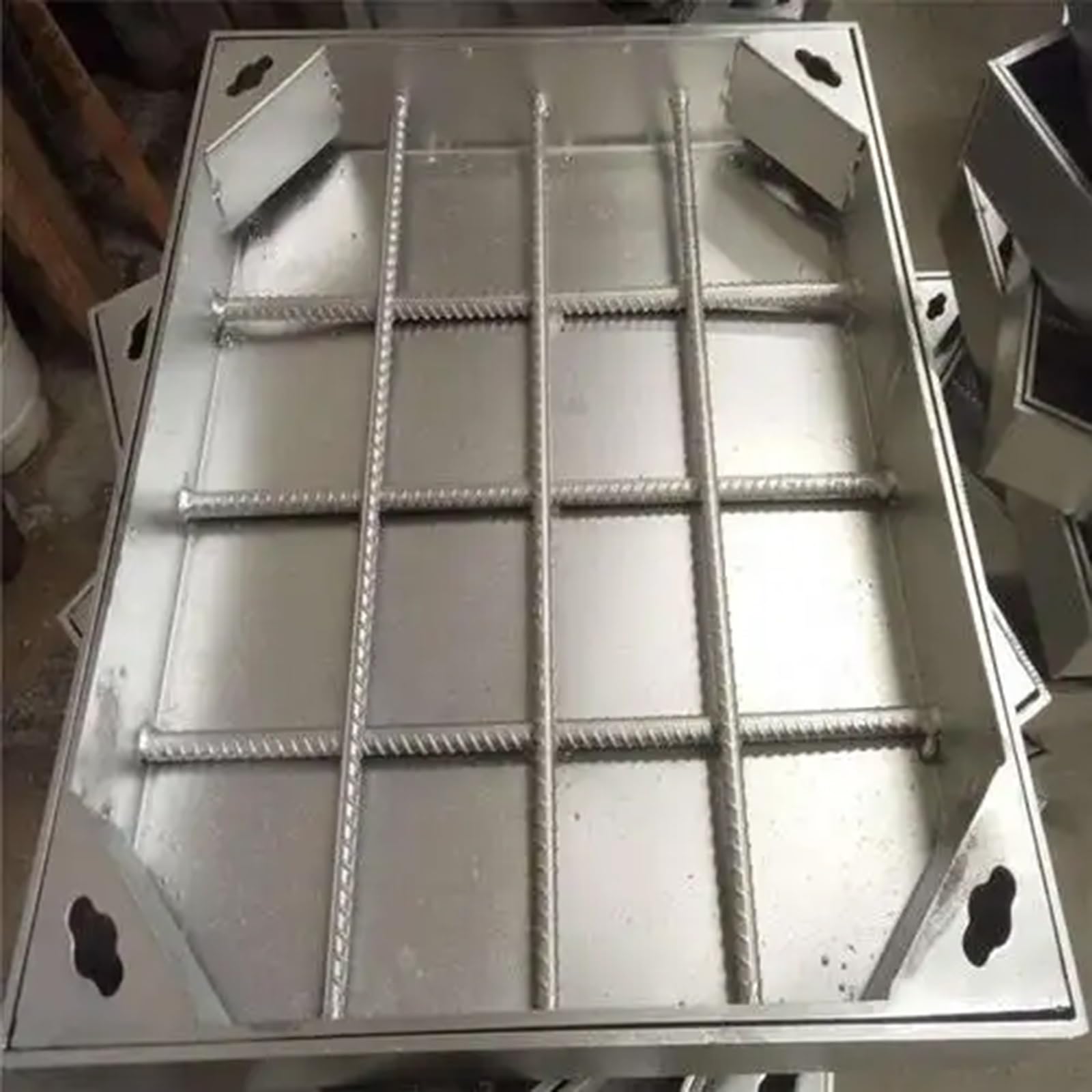 Generico Coperture Invisibili Personalizzabili per Fosse settiche, Coperchio e Telaio per tombino Resistenti, Copertura portante per pozzetti fognari per parcheggi/autostrade (65x50 cm/25,6x19,7 poll