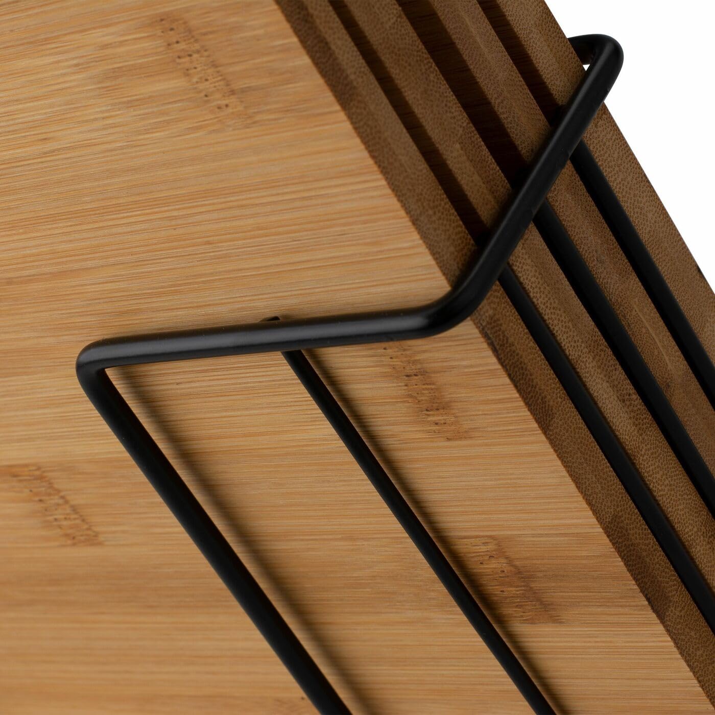 Juego de 4 tablas de cortar con soporte de cedro, un juego de tablas de cocina de bambú en un soporte de metal negro, tabla de cortar