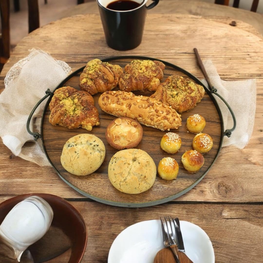 Bandeja, bandeja para servir de madera, servicio para cocina, comedor, sala de estar, piscina, borde de marco de acero antiguo, asas de fácil agarre, hecho de 1 pieza sólida de madera de