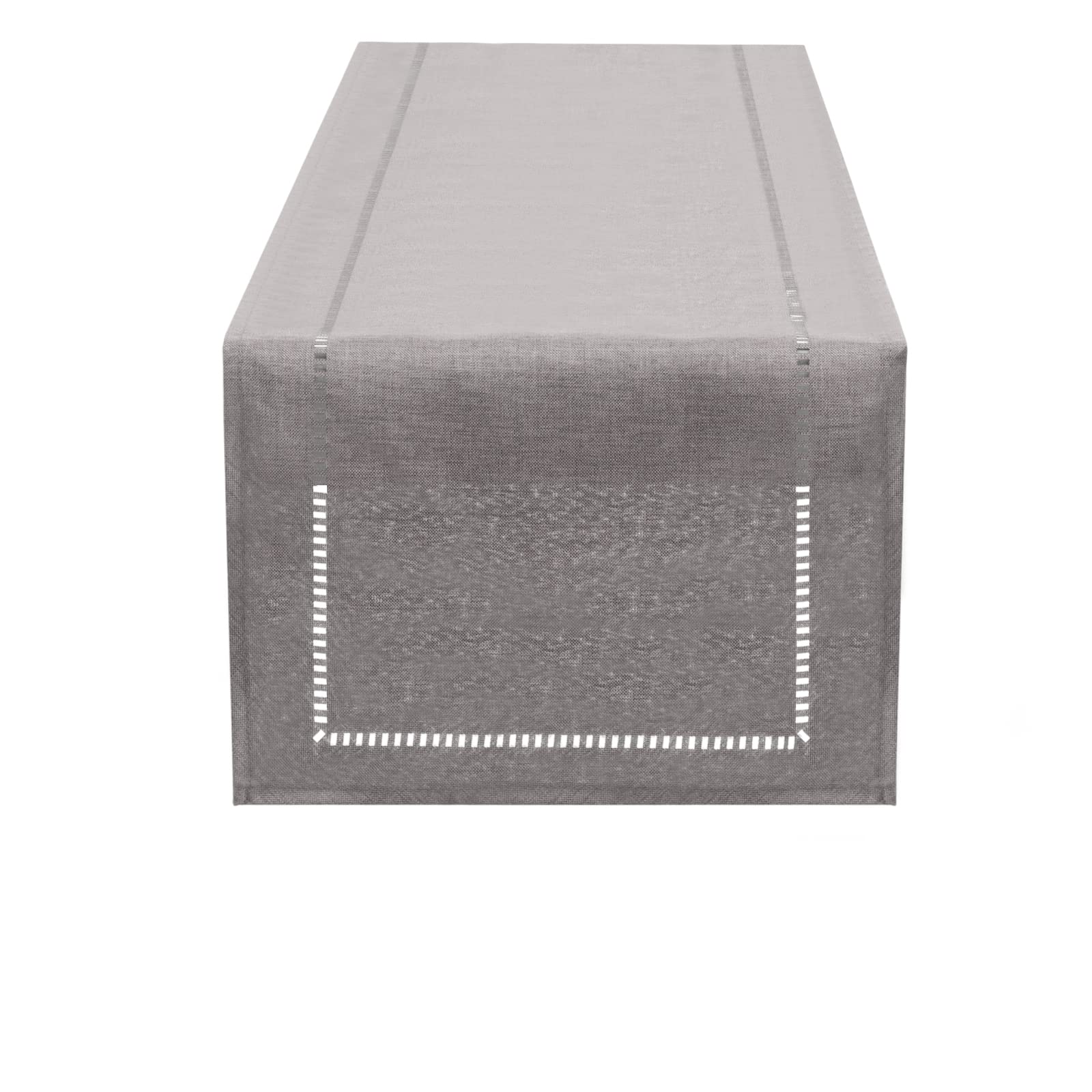 Chemin de table moderne en lin gris clair pour embellir vos repas de famille au quotidien