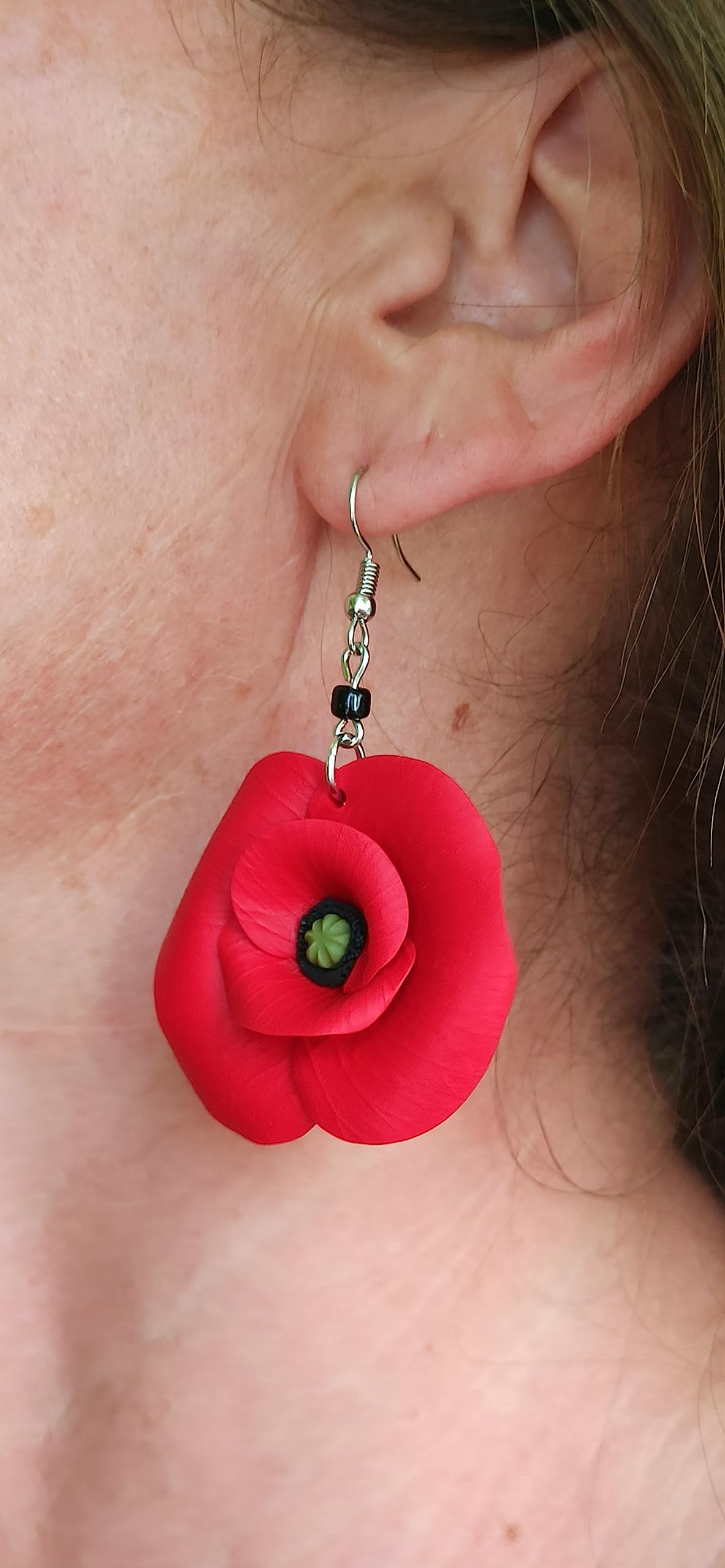 Boucles d’Oreilles Coquelicot Artisanales en Pâte Polymère Fait Main Made in Italy – Bijoux Floraux avec Acier Inoxydable et Perle Noire