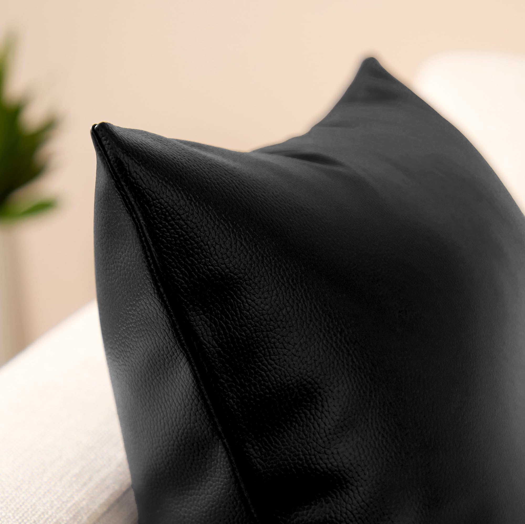Encasa XO Housse de Coussin Similicuir, sans Insert 24"x24" Noir | Similicuir épais résistant à l'eau | Style ferme moderne, facile à nettoyer | Fermeture invisible | Lot de 2