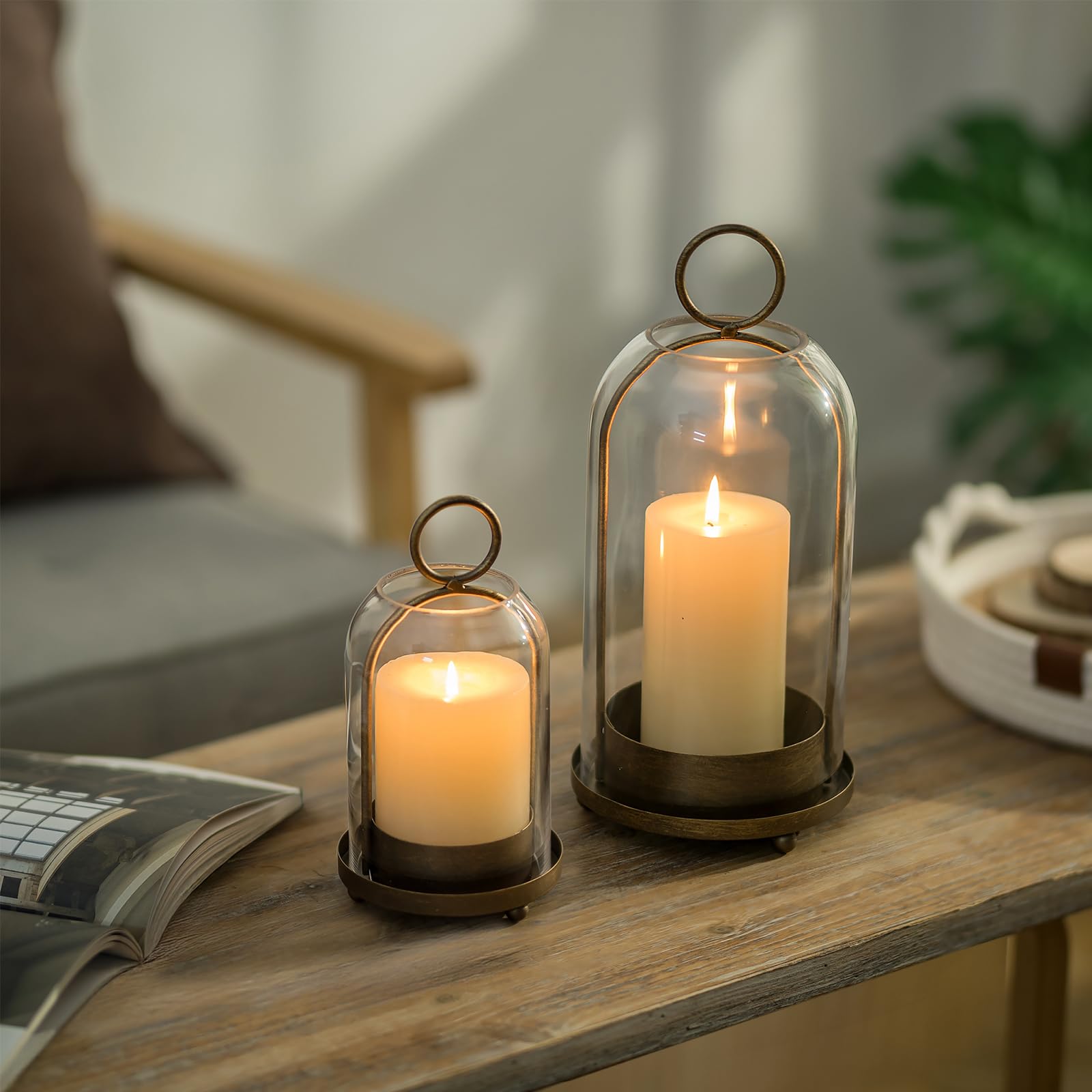 Sziqiqi Portacandele Hurricane per Candele a Colonna: Lanterna Vintage Ottone con Cupola in Vetro per Soggiorno - Set di 2 Grandi Lanterne Metalliche con Catena per Centrotavola Camino Esterno