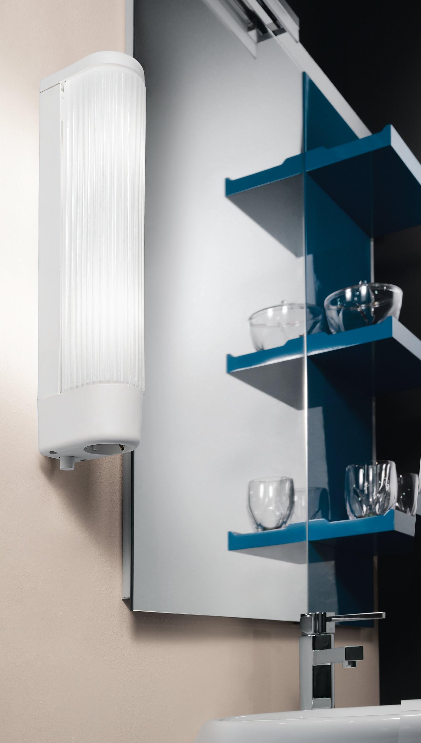 Eglo Bari 1 Lámpara de pared, aplique de espejo de 2 focos con enchufe e interruptor, aplique de pared de cristal y plástico blanco, lámpara de espejo con casquillo E14, longitud 35 cm