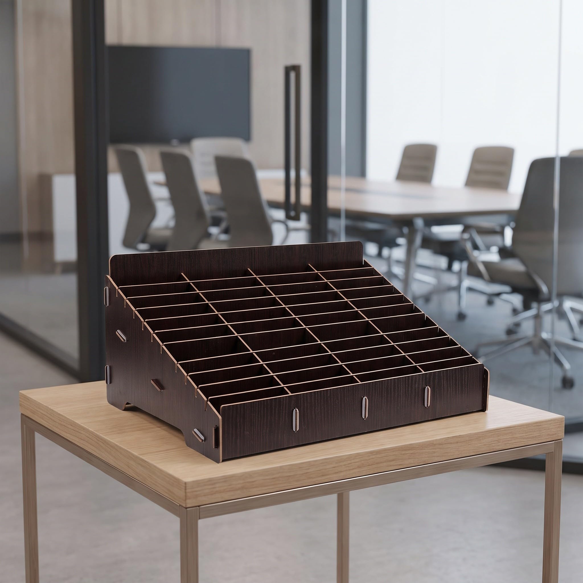 Kisangel Caja organizadora de Madera con 48 Ranuras para Teléfonos, Soporte Inclinado Color Marrón Oscuro, Estante para Almacenamiento de Móviles en Aula, Oficina o Sala de Reuniones