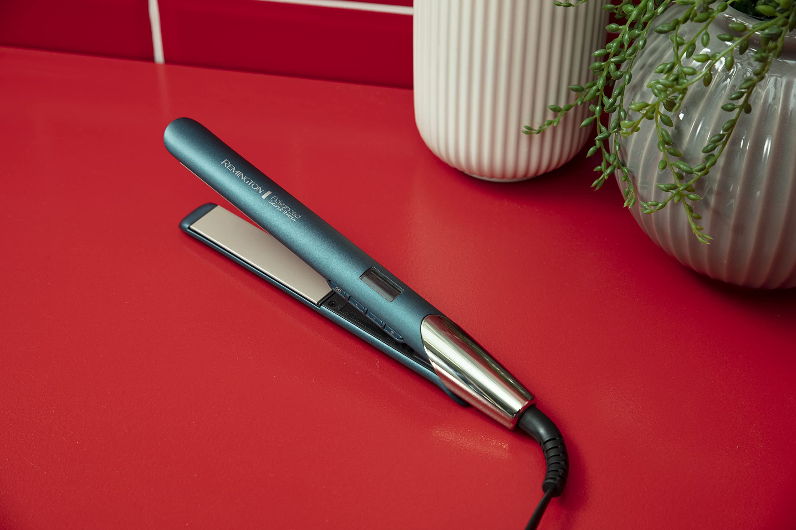 Remington Lisseur Cheveux [Soin nourrissant à la noix de coco] Advanced Therapy (Filtres anti-UV,Brilance & Douceur,Céramique,Capteur régule la température 230°C, Ecran LCD) S8648