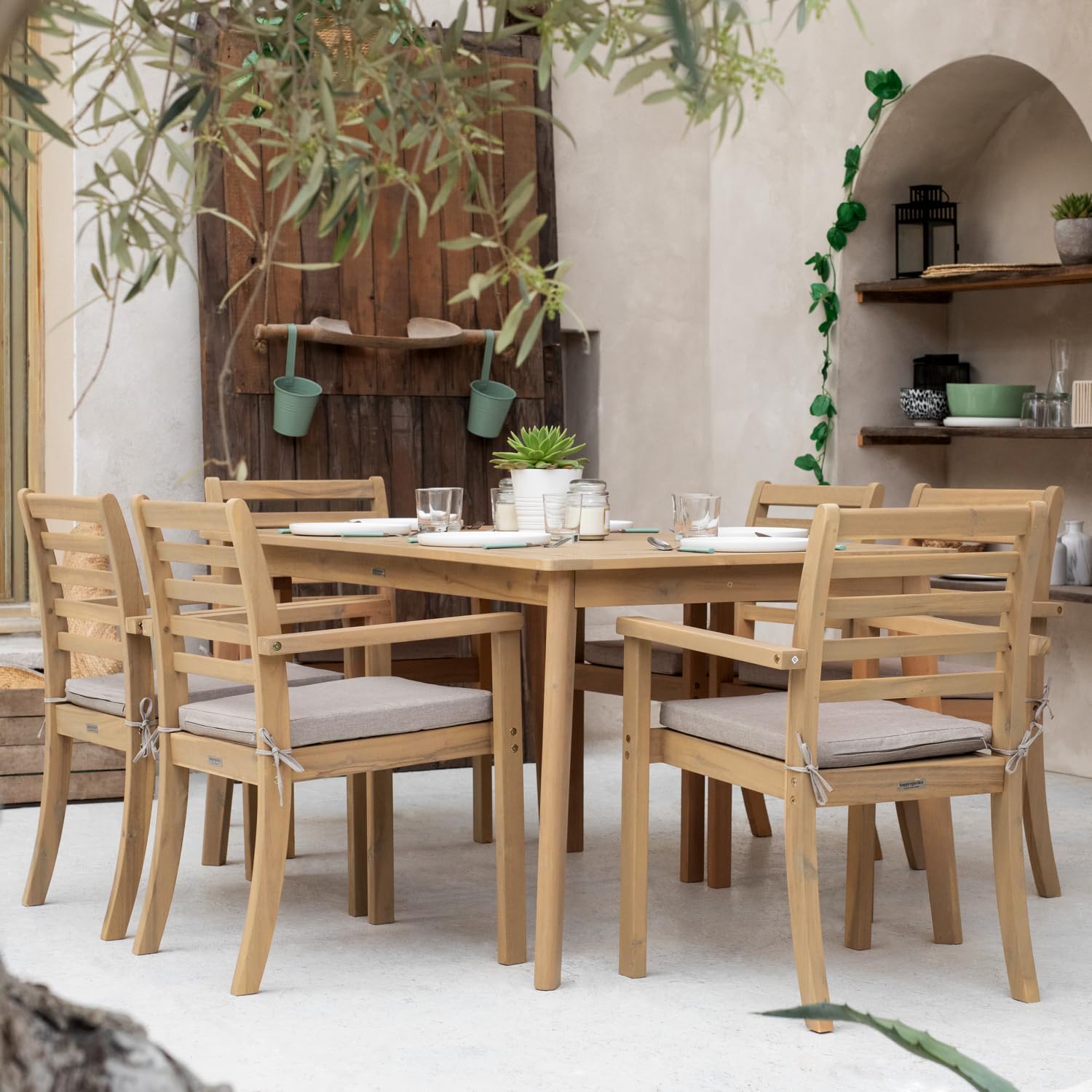 Happy Garden Salon de Jardin SIMILAN en Acacia avec Coussins Sable - Ensemble Table et chaises d'extérieur pour 6 Personnes