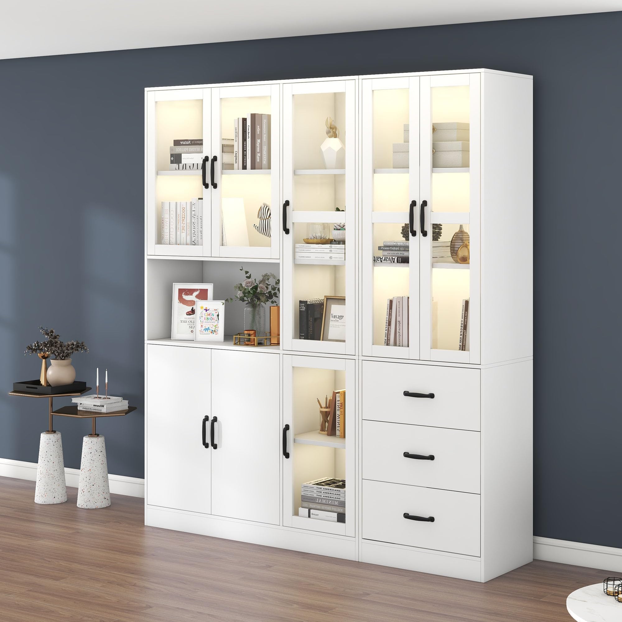 Elegante set di vetrine componibili bianche, alte 200 cm e lunghe 180 cm, autoportanti, con illuminazione a LED, 8 ante e 3 cassetti: perfette per valorizzare la tua casa