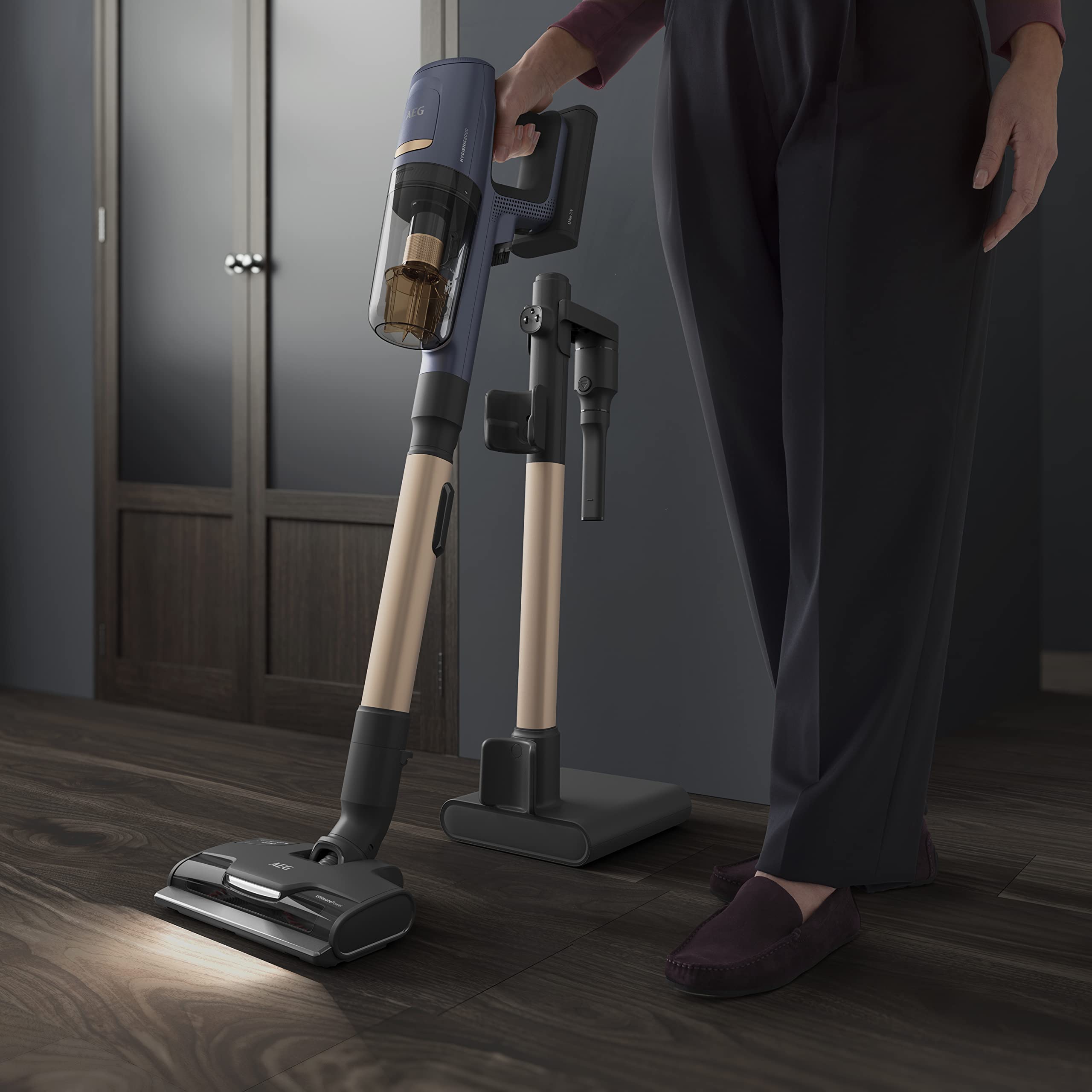 AEG HYGIENIC 8000 AP81B25WET Akku Staubsauger mit Wischfunktion/Automatik / 5-Stufen Filtration/Digitale Anzeige/Multi-Bodendüse & Mop-Düse / 3 Stufen/Akku wechselbar/Zubehör / 400ml / blau